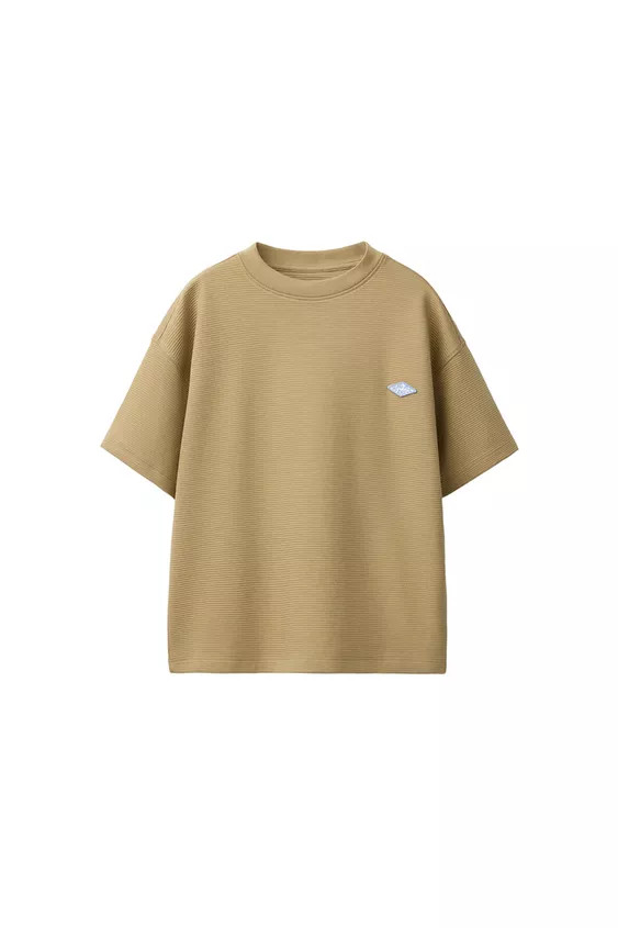 Round neck short sleeve T-shirt. Patch appliqué on the chest. | Zara US