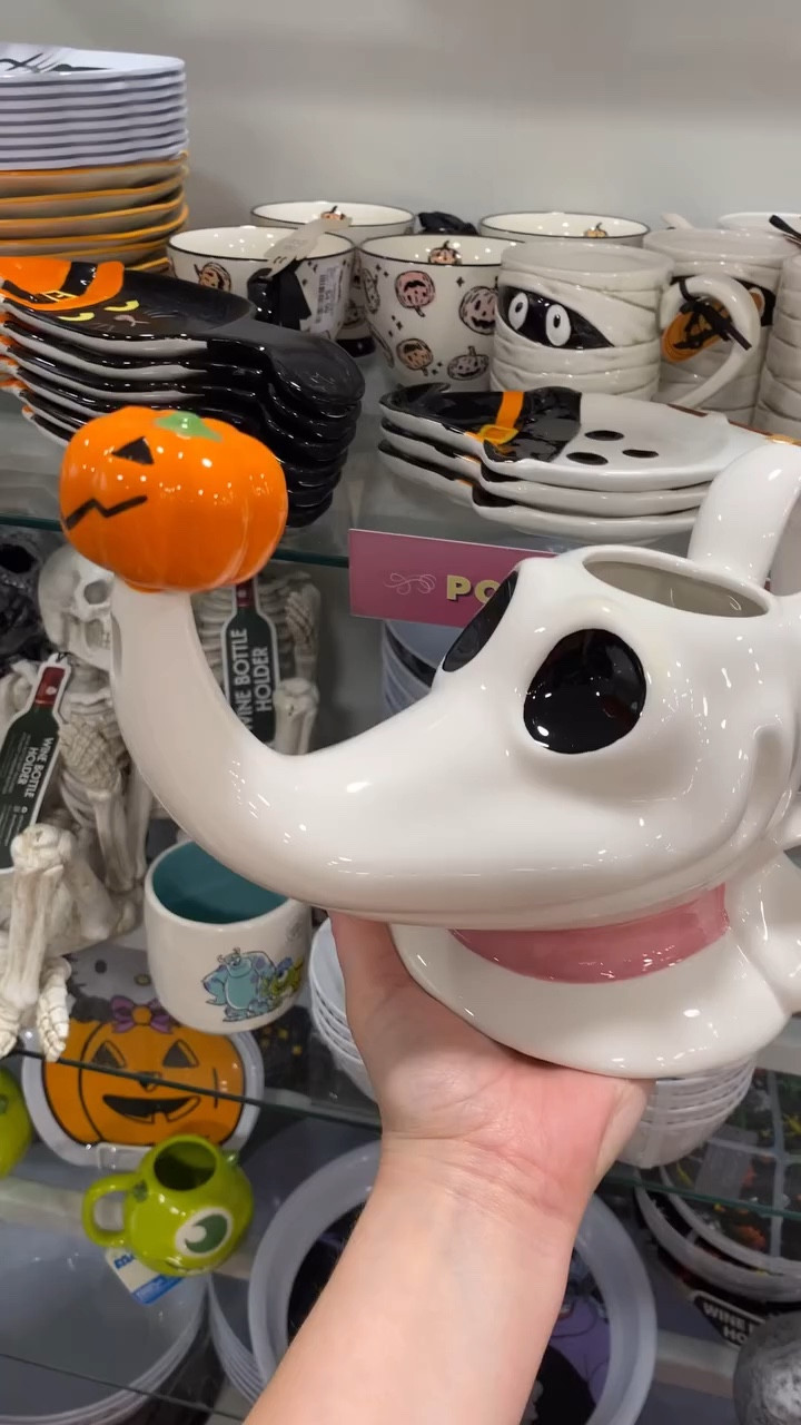 A very Disney Halloween 👻 #nightmarebeforechristmas #disneyhalloween #minnieghost #homegoodsfinds #halloweendecor #codeorange #homegoodshalloween #jackskellington