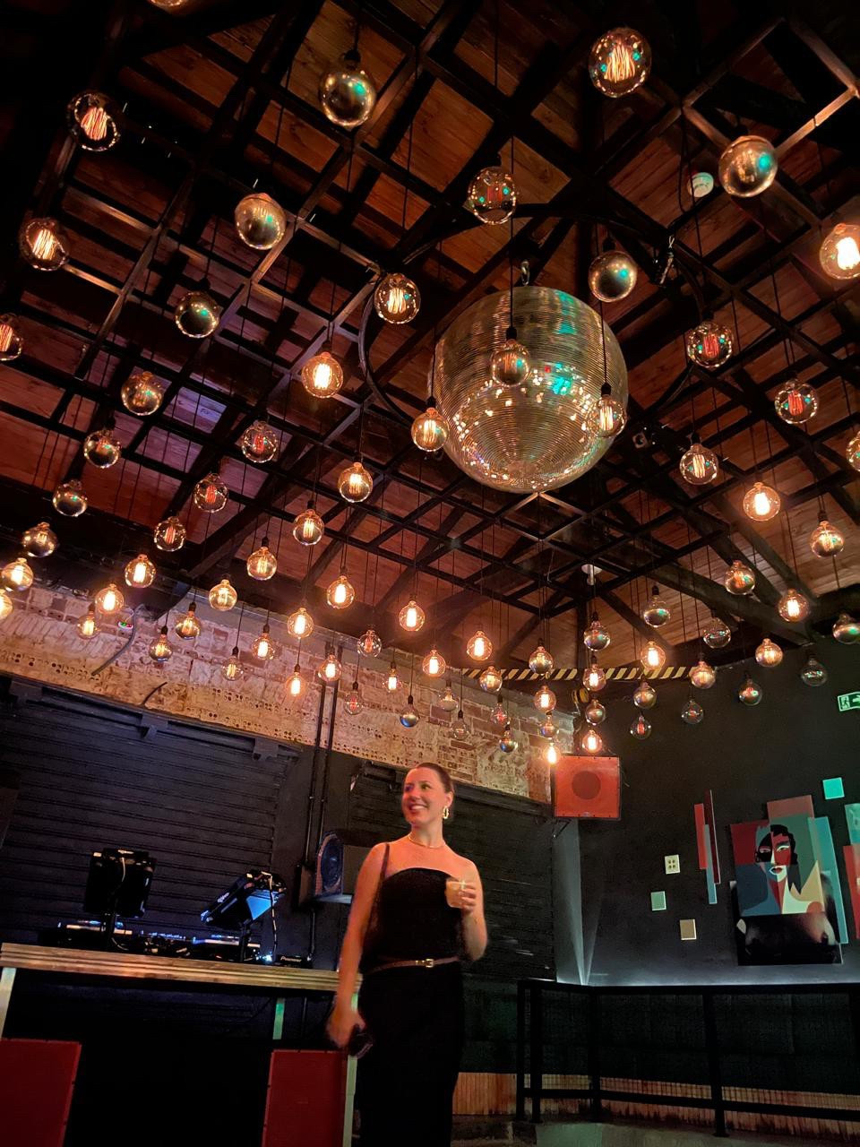 Look com saia de cetim