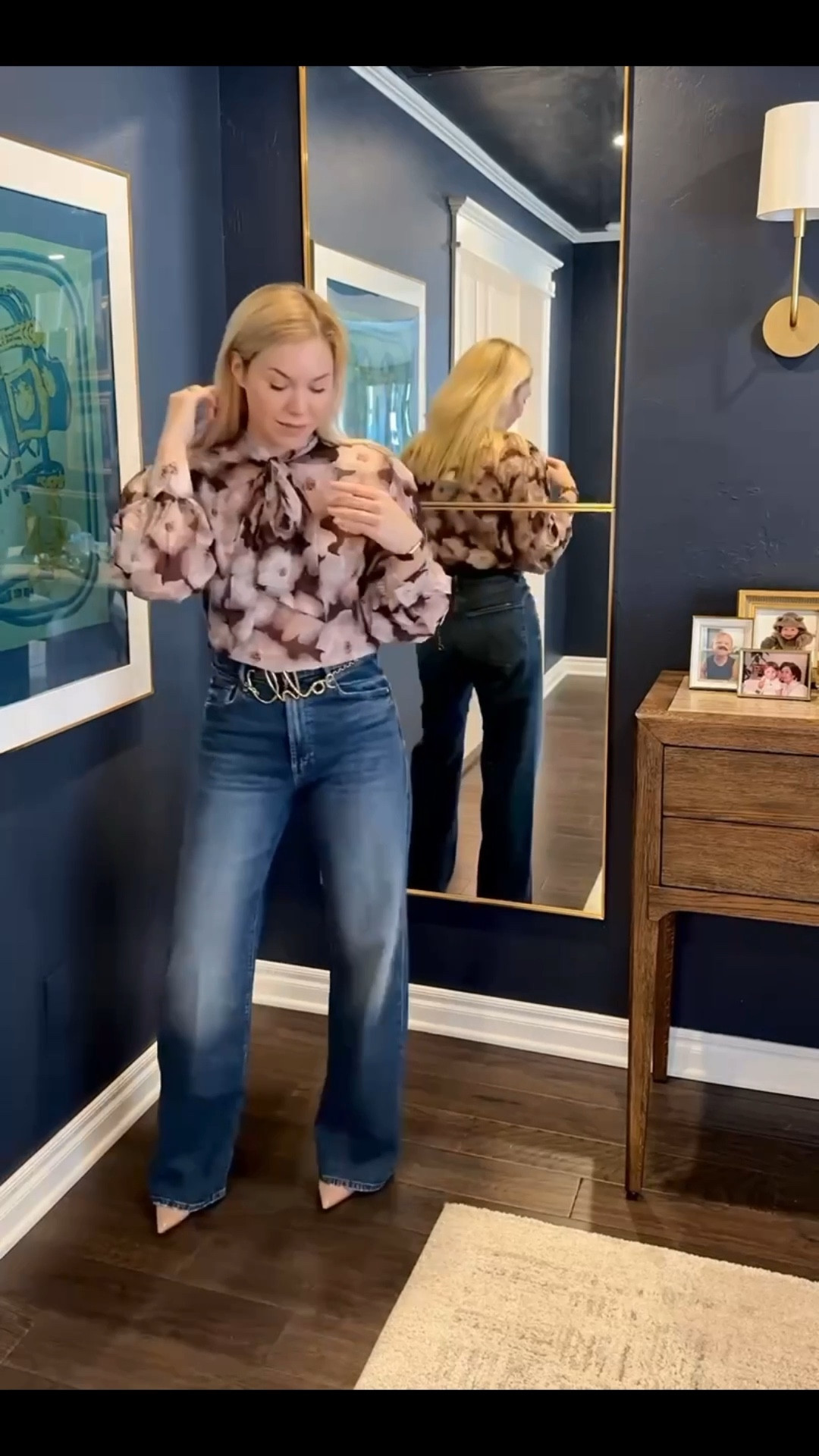 This floral top is so cute and a little cropped BUT perfect for tucking in.


Mother jeans 
Fall outfit 
Chloe belt 

#LTKItBag #LTKStyleTip 

#LTKFindsUnder100 

#LTKSaleAlert #LTKootd #LTKSeasonal