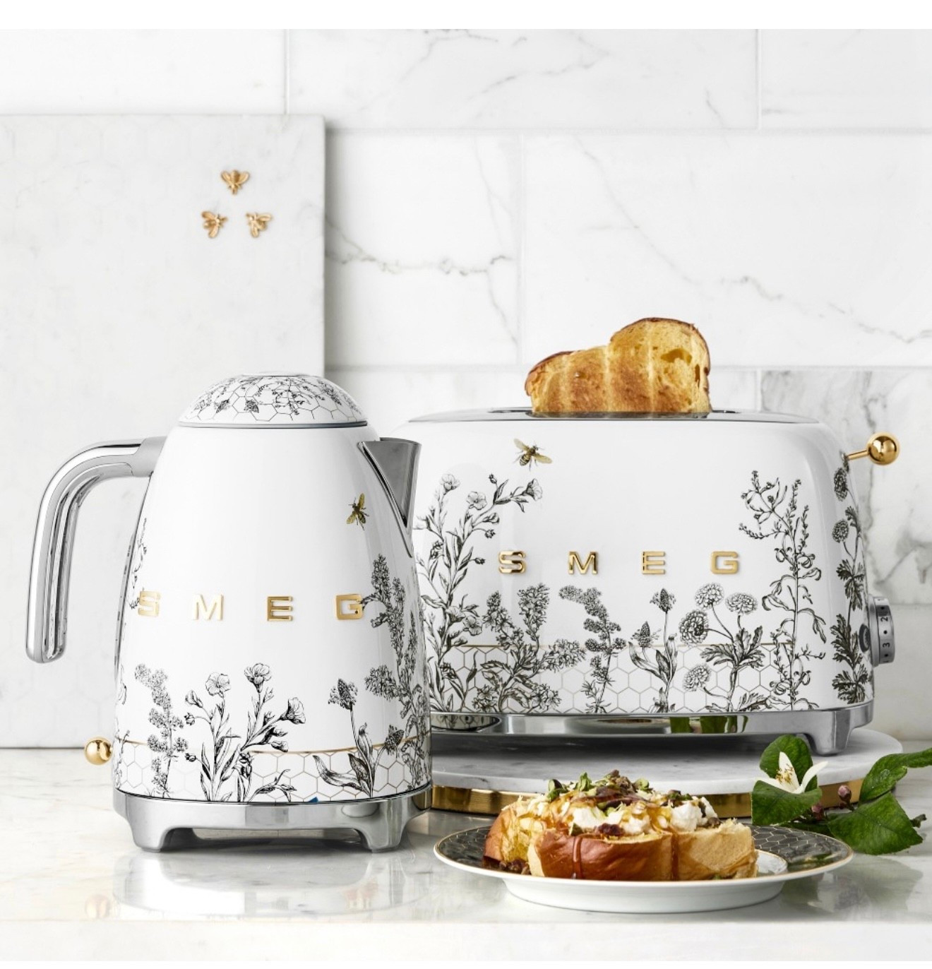 SMEG Honeycomb Electric Kettle

SMEG is known for its retro-inspired appliances designed in collaboration with some of the world's top architects and designers. The Italian-based company teamed up with Williams Sonoma to create the Honeycomb collection, featuring bee and wildflower images set on a honeycomb pattern with gold accents

#LTKHome #LTKParties #LTKStyleTip
