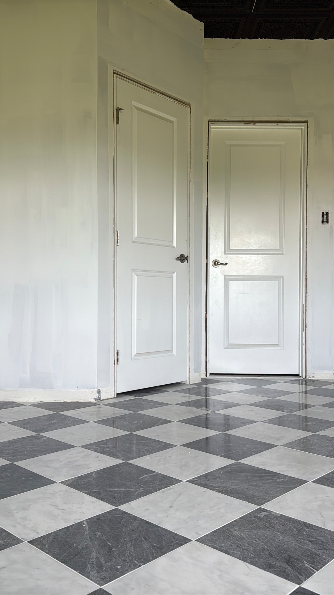 Let’s just say… when the contractor stepped out early, I had to step in with a sponge and a whole lot of intention. 💪🏻

Everything I used—grout, sealer, sponge, gloves, buckets, and more—is linked for you on my LTK.

Tap to shop and save this for your next DIY tile project! 🧽

#LTKFindsUnder100 #LTKHome