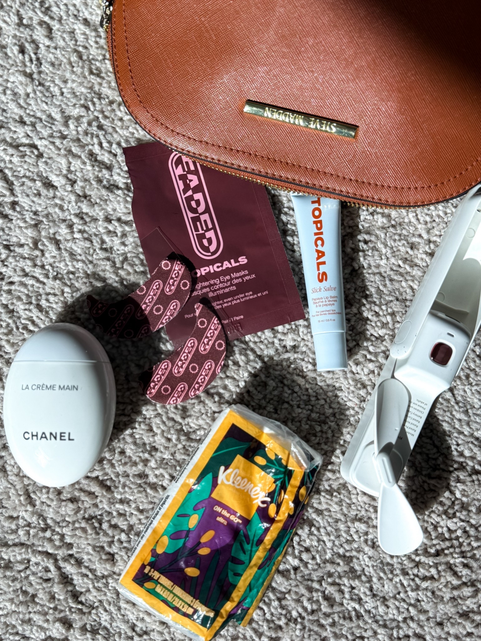 What’s in my bag, the essentials of course! All you need for a hot summer day 

#LTKBeauty #LTKSeasonal #LTKFindsUnder50