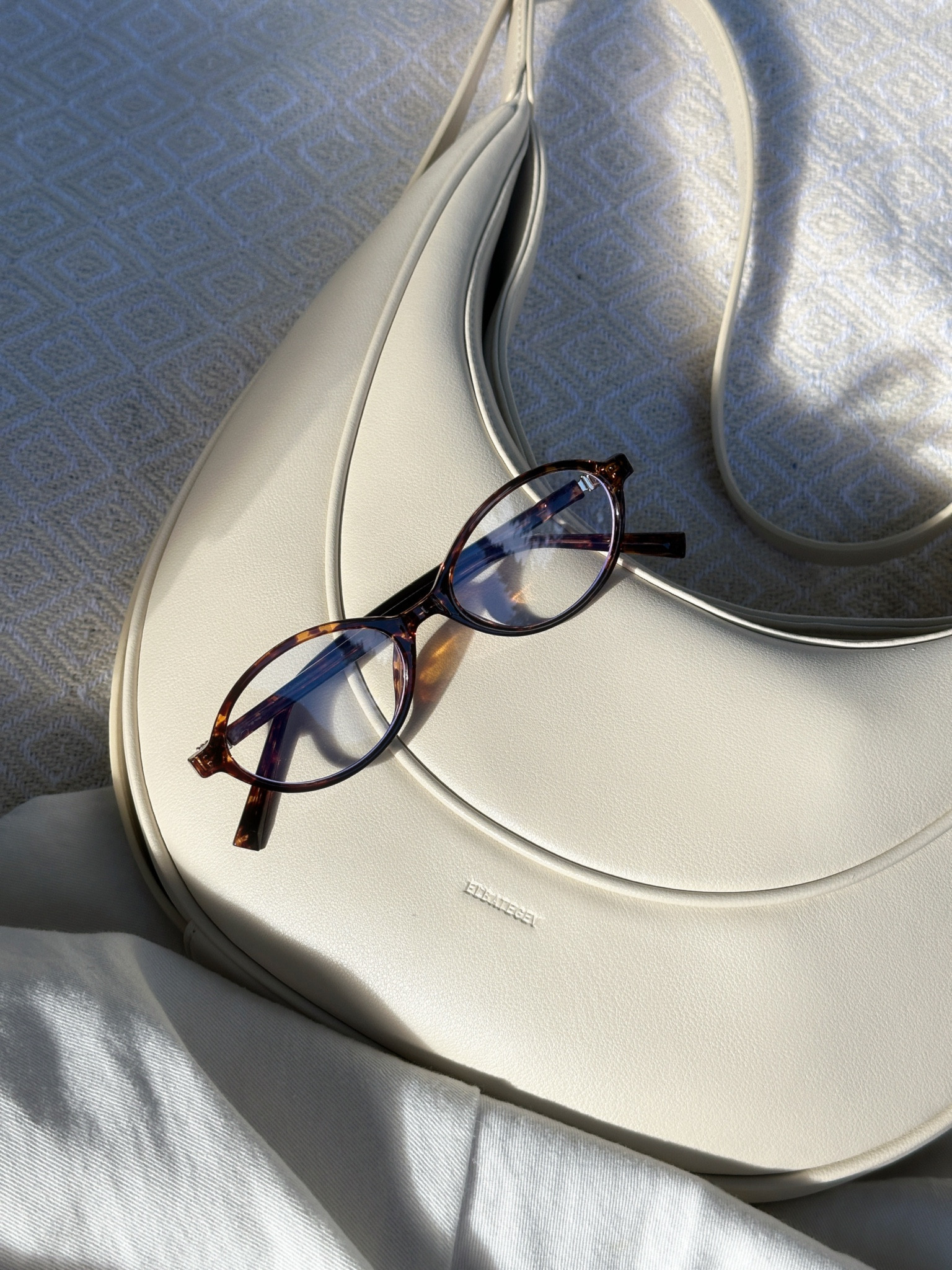 Minimalistic bag 🤍

#LTKkorea #FashionMonth #LTKgiftguide