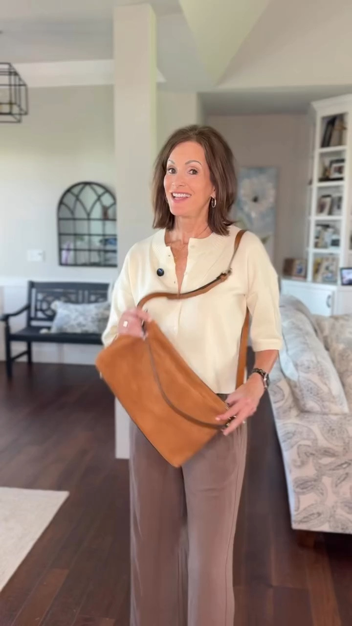 The @patricianashdesigns Maura Purse is that rare balance of structured polish and everyday ease… effortless for day use and elevated for evening wear! 👜

The craftsmanship, quality and design are next level! She’s spacious, lightweight & functional 👏 

Maura is also Today’s Special Value on @qvc 🙌

Linen pants - medium 
Sweater - medium 

#patricianash #patricianashdesigns #nashionista