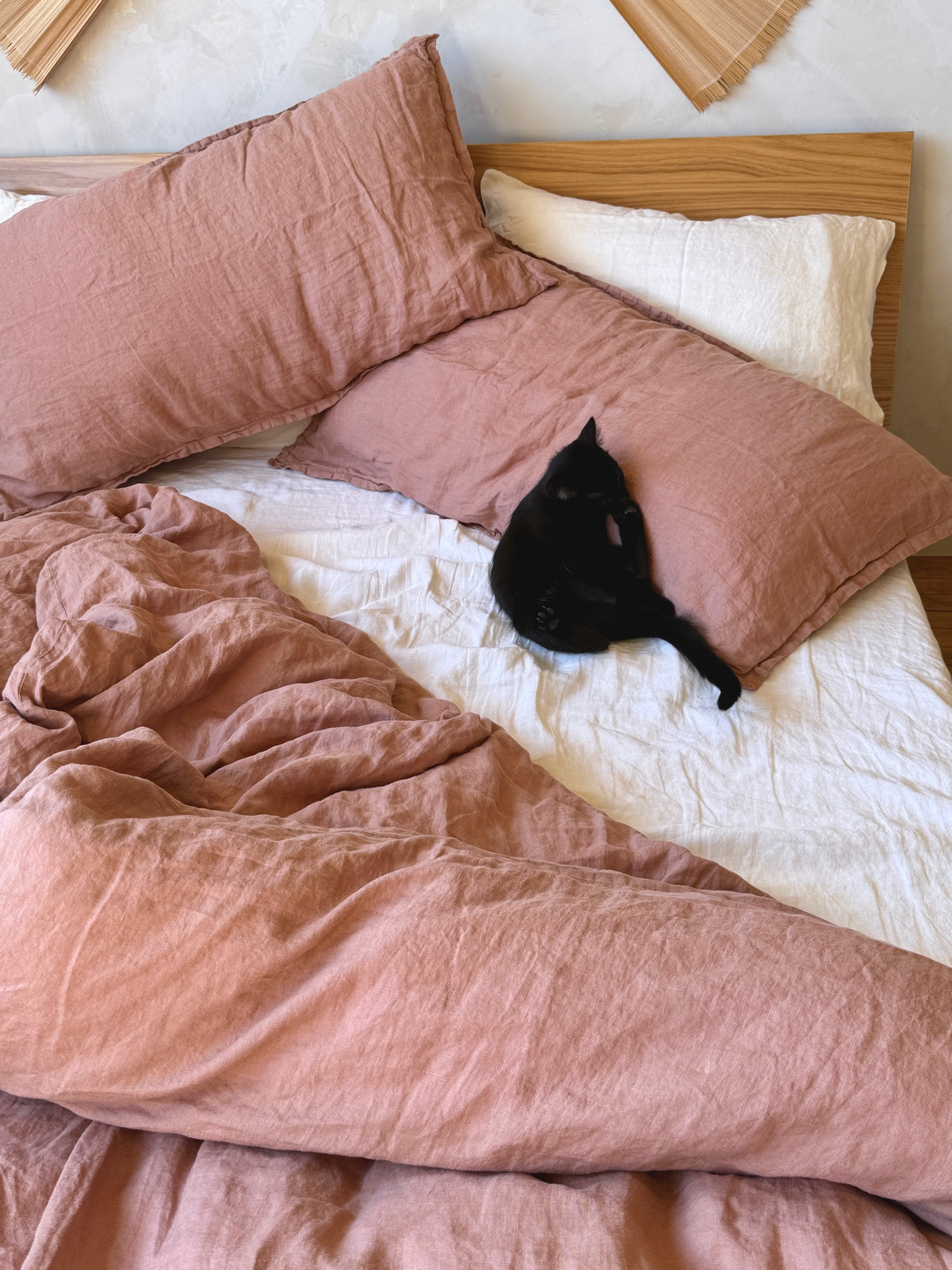 This may be my favorite @thecitizenry color so far! All part of their stonewashed linens, shams and duvet are in rose and sheets are in ivory.