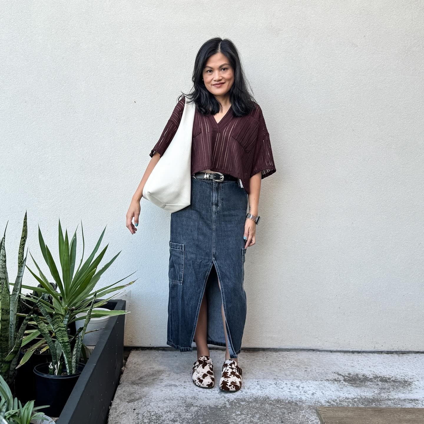 Happy Thursday! 😅

𝐎𝐔𝐓𝐅𝐈𝐓 𝐃𝐄𝐓𝐀𝐈𝐋𝐒:
Shoes: @shopmiashoes ; Skirt: @oldnavy ; Top: @forever21 

#falltransition #falltransitionoutfit #fallstyle #osipskirtweek #petitestyle #cowprint #trendingnow #chocolatebrown #ootd