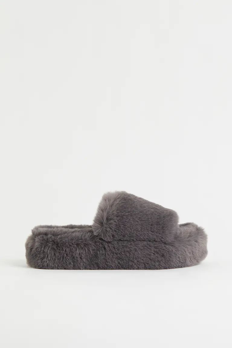 Slippers in soft faux fur with lining and insoles in faux fur. Patterned soles.SizeThe model is 1... | H&M (US + CA)