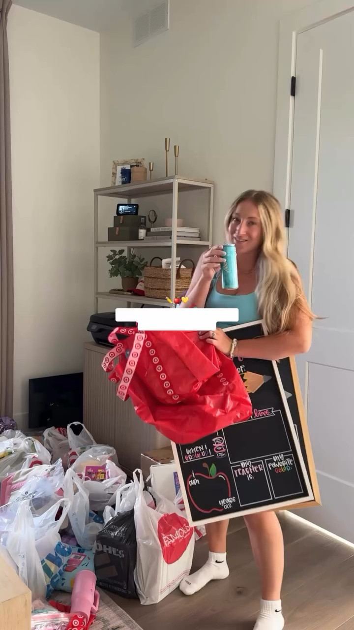 are you team done early or last minute 🍎✏️

comment a ♥️ and tap follow for direct link to be sent to your inbox and for more BTS finds and organization. everything is also linked in my LTK 💫

boards from @chalkaboutcreations 
backpacks and lunch bags @statebags 
supplies @target 
water bottles @owala and @hydrojug 
labels @brightstarkidsusa and @mabelslabels 
@skechers have the best easy to wipe shoes for my kindergartener, this is my 3rd year buying them