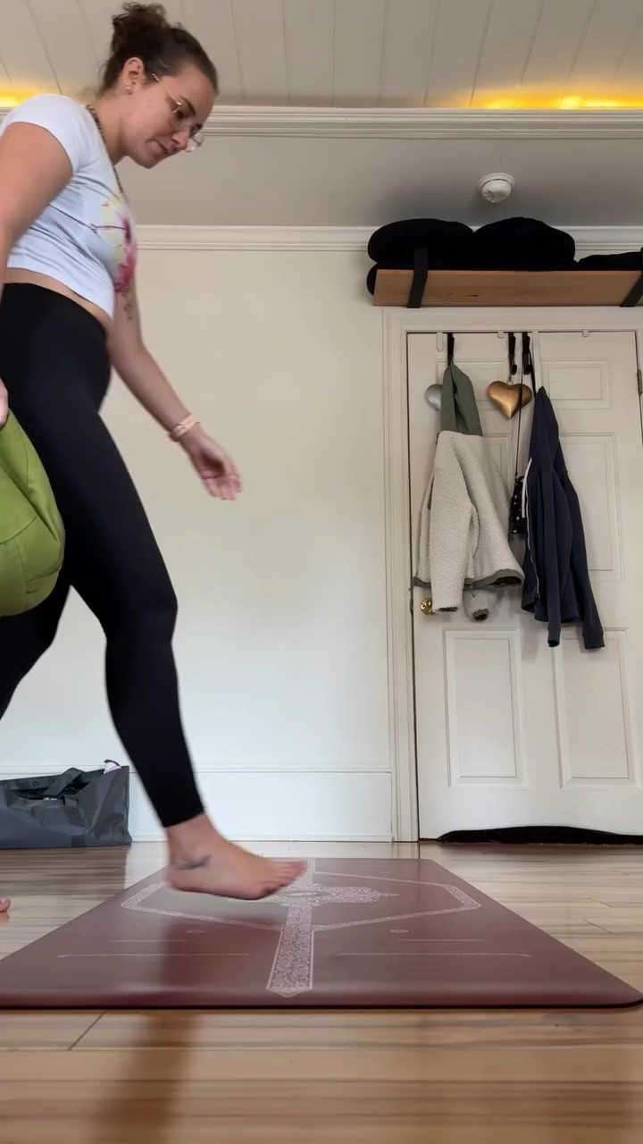 here in nj mdw is a state of mind & the start of beach weekends. it also rains for 4 days straight each & every year
•
hibiscus fit to set the mood, and i do think the sun was actually out for a portion of this flow 🌺🌞
•
hips don’t lie in this vinyasa flow (should i have chose that song for the reel??)
flow: @lightboxyoga 
•
#yoga #southjerseyyoga #activegirly #vinyasa #liforme