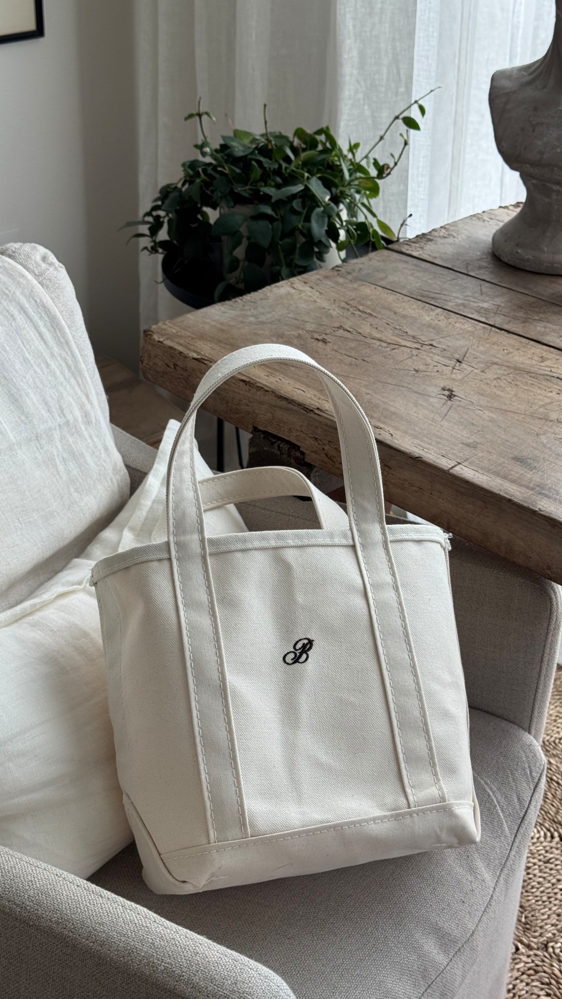 Today’s bag! This is the size Small, color Natural, regular handles, thin script font in the dark brown thread. 