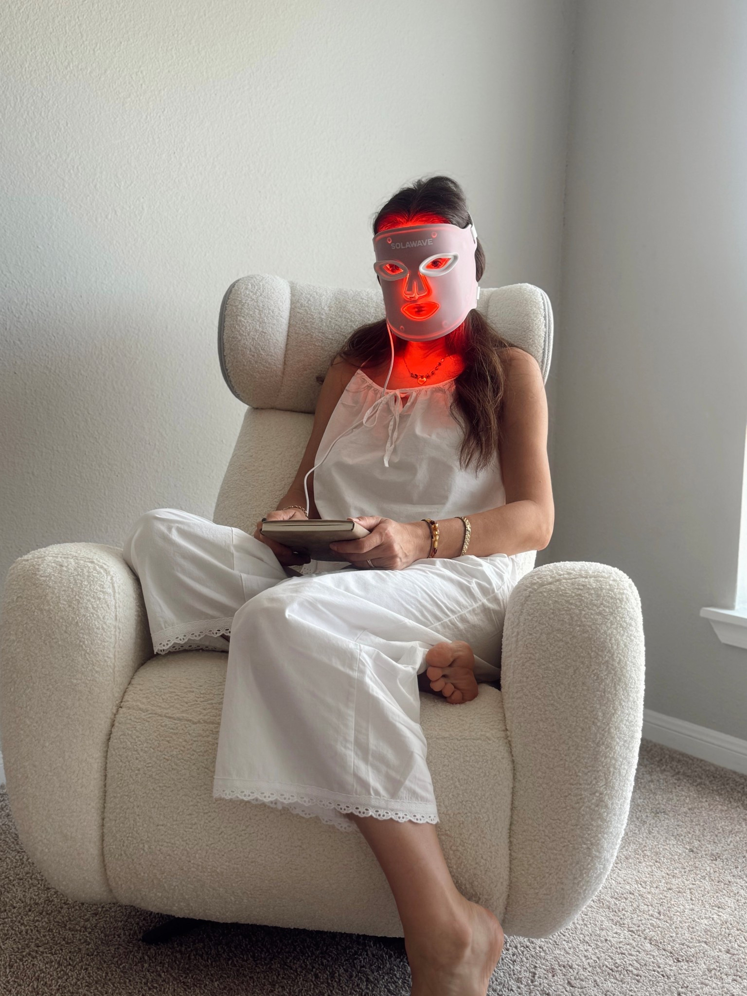 While answering emails, reading, or just relaxing… I let the glow do its thing ❤️

#LTKmorningroutine #LTKSpringSale #LTKfitnessgoals