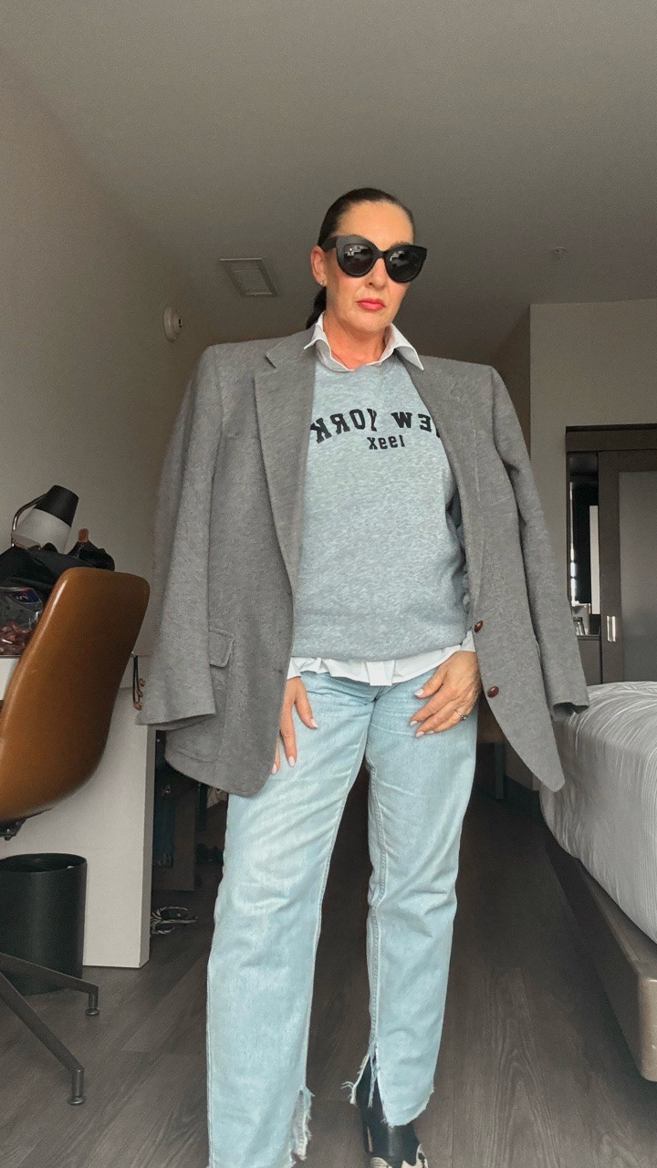 Forever a 90’s style girl 

A look from the carry on. I pretty much always travel with a blazer. It just adds that little something extra to a look. 
Straight leg vintage orange tab Levi’s paired with a white shirt, sweatshirt and my khaite ankle boots. 

I have to pay homage to my fave vintage store @aavintedge as without them, half this look wouldn’t exist! 

#carryononly #whatsinmycase #corporateflightattendant #travelstyles #traveloutfits 

Do we like this kind of chatty reel. I tried to get it closer to 30secs this time!