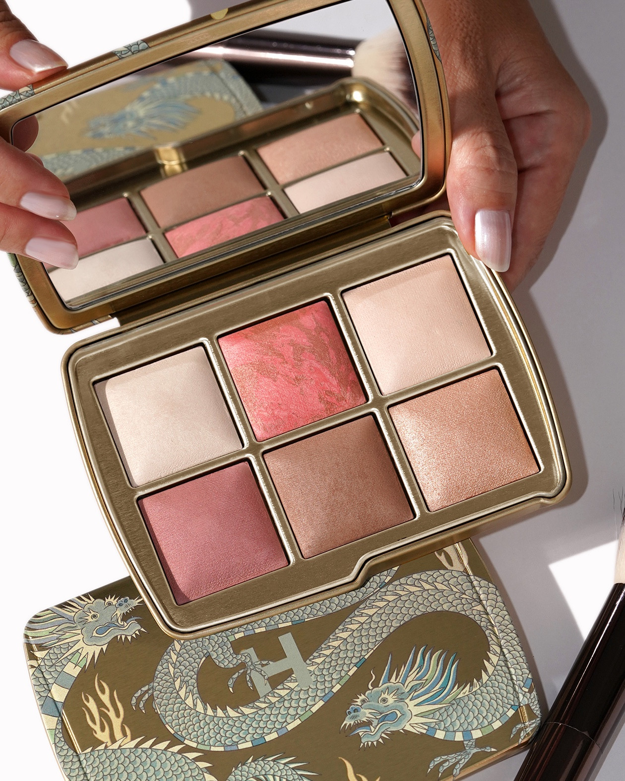 Hourglass Holiday 2024 Palette in Dragon with:

• Dream Light Ambient Lighting Finishing Powder – a soft light pearl with a soft opal sheen
• Peach Fusion Ambient Lighting Blush – soft shimmery peach
• Divine Light Ambient Lighting Finishing Powder – pale transcluent powder with a pink tone
• Mauve Haze Ambient Lighting Blush – soft mauve pink
• Soft Bronze Ambient Lighting Bronzer – mid-tone neutral warm bronze
• Sunlit Strobe Light Ambient Strobe Lighting Powder – metallic champagne

Look wearing:
• Dragon Palette on the cheeks
• Dragon Bronze on the eyes topped with the Hourglass Voyeur Eyeshadow Stick in Phoenix and Urban Decay Moondust in Cosmic Craze
• Phantom Glossy Balm in Crave

#LTKBeauty