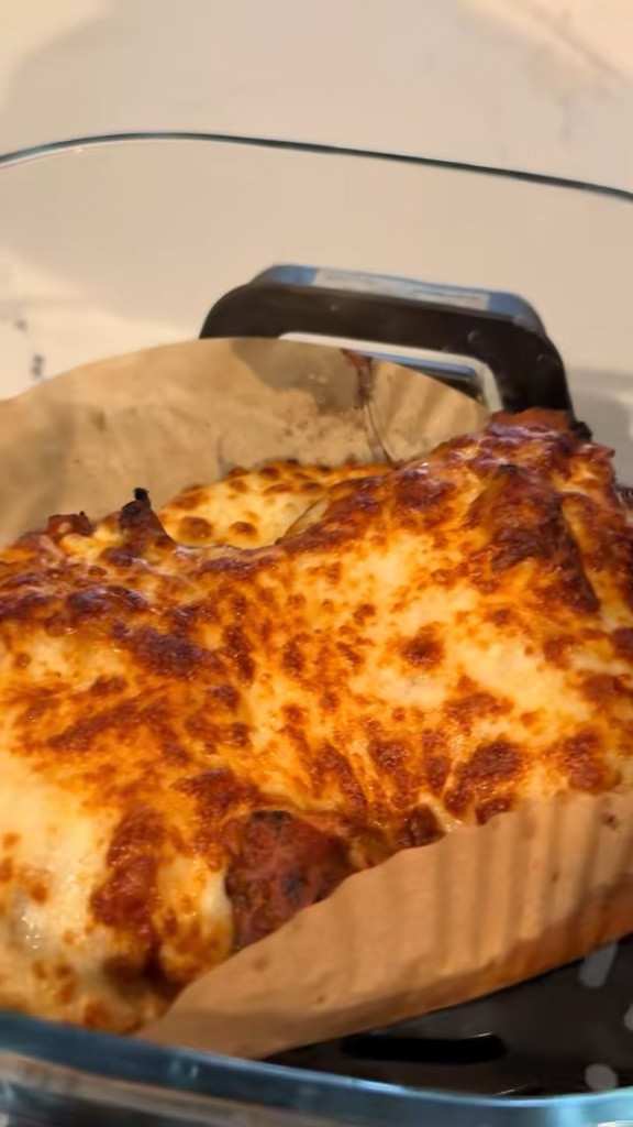 This chicken parmesan came out perfectly crispy without using a single pan. I’ve been loving the Ninja Crispi glass air fryer because everything cooks in real glass — no coatings, no lingering smells, just evenly cooked food every time. I can make a single serving or a full family dinner, then serve it straight from the same dish. Less mess, faster cleanup, and weeknight cooking feels way easier.

#ltkhome
#ltkitchen
#weeknightdinner
#airfryerrecipes

#LTKHome #LTKOver40 #LTKfoodie