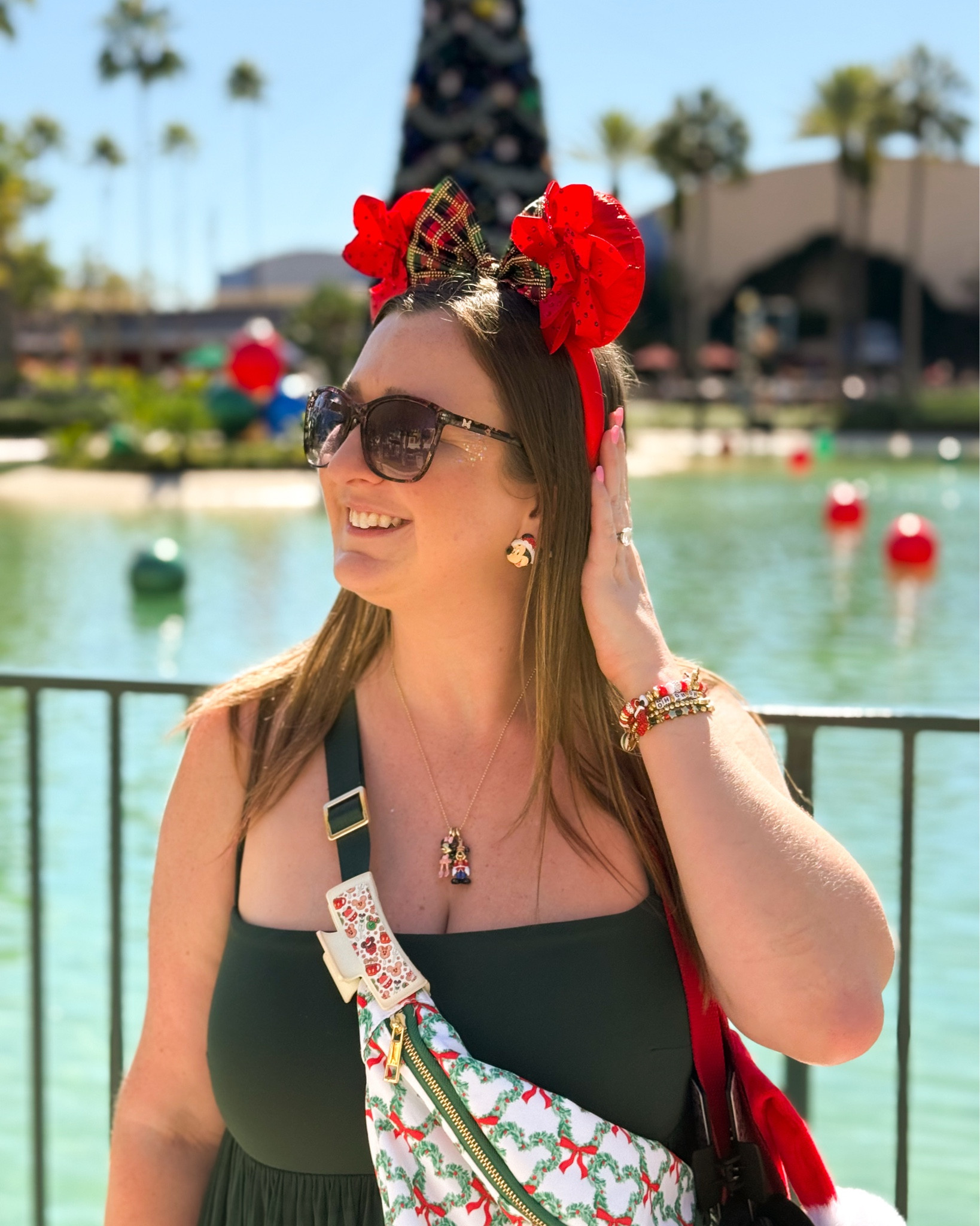 Holiday Disney fit 🎄✨ 





#LTKHoliday #LTKStyleTip #LTKFindsUnder100