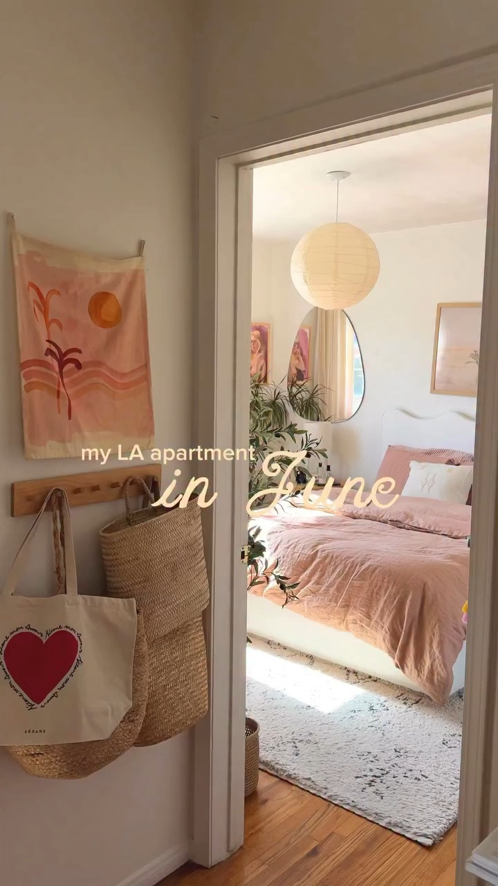 June at home 💌  Slow mornings, happy hour on the patio, fresh flowers, a few new plants, and plenty of time outside 🌿🌸🦋

 
 
 
 
 
#romanticizeyourlife #colorfulhome  #apartmentdecor #comfortcreator #apartmenttherapy