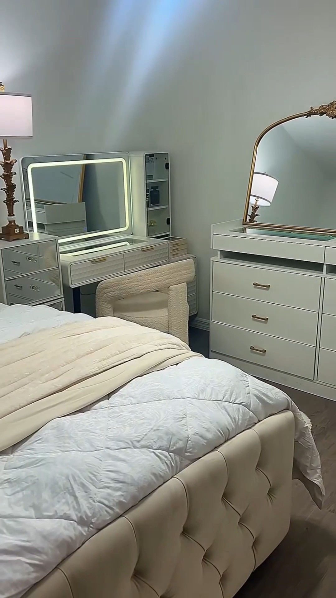 No me sentía bien, so I started with my room.
Clean, reset, new energy ✨
This is the result.
¿Qué más le cambiarías?

#RoomReset #CleanWithMe #HomeGlowUp #BeforeAndAfter #resetroutine
