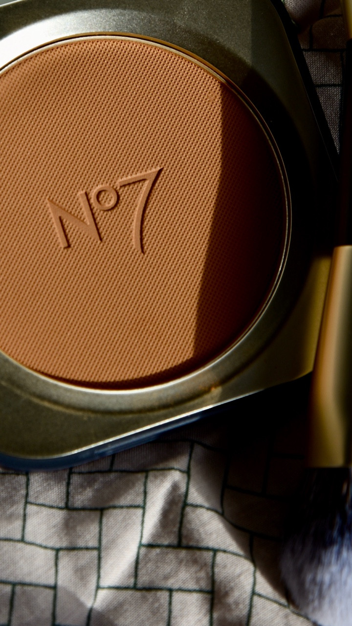 Let’s Save Some Money—because bronzed doesn’t have to mean broke.

While @thelondonbeautystylist is bang on about the Armani Luminous Silk Powder Bronzer the @no7uk Pro Artist Powder Bronzer gives the same soft-focus warmth and silky finish—for £34 less.

I’ll pop the link in stories for anyone ready to save a few quid and still look like they’ve just come back from somewhere considerably sunnier.

*AD|PR with no obligation to post

#LetsSaveSomeMoney #AffordableMakeupUK #no7makeup #BeautyOnABudget #brownskinbeauty #MakeupOver30 #BronzedBeauty #MakeupOnABudget #midlifebeauty #GlowingSkin