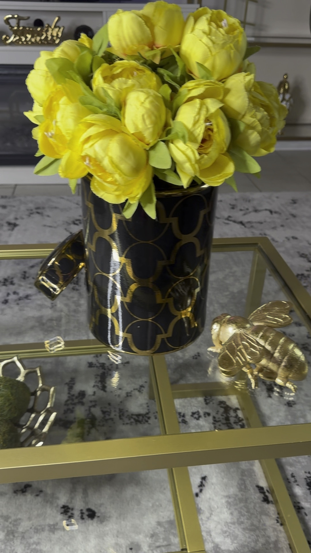 Summer Coffee Table Decor 🌼🐝.

#LTKHome #LTKVideo #LTKStyleTip