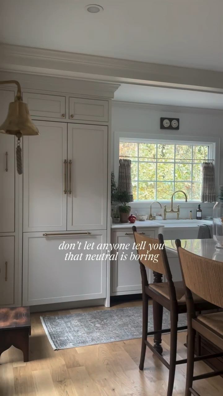 I’ll forever build upon this neutral foundation to layer in color, depth and overall life. Don’t let anyone tell you neutral is boring 😉 When done right, it provides flexibility and longevity. If you’re interested in learning more about the specifics of this space, or shopping something specific, simply comment KITCHEN for a message with links!

#traditionalhome #cottagekitchen #neutralkitchen #kitchenstyling #moderntraditional