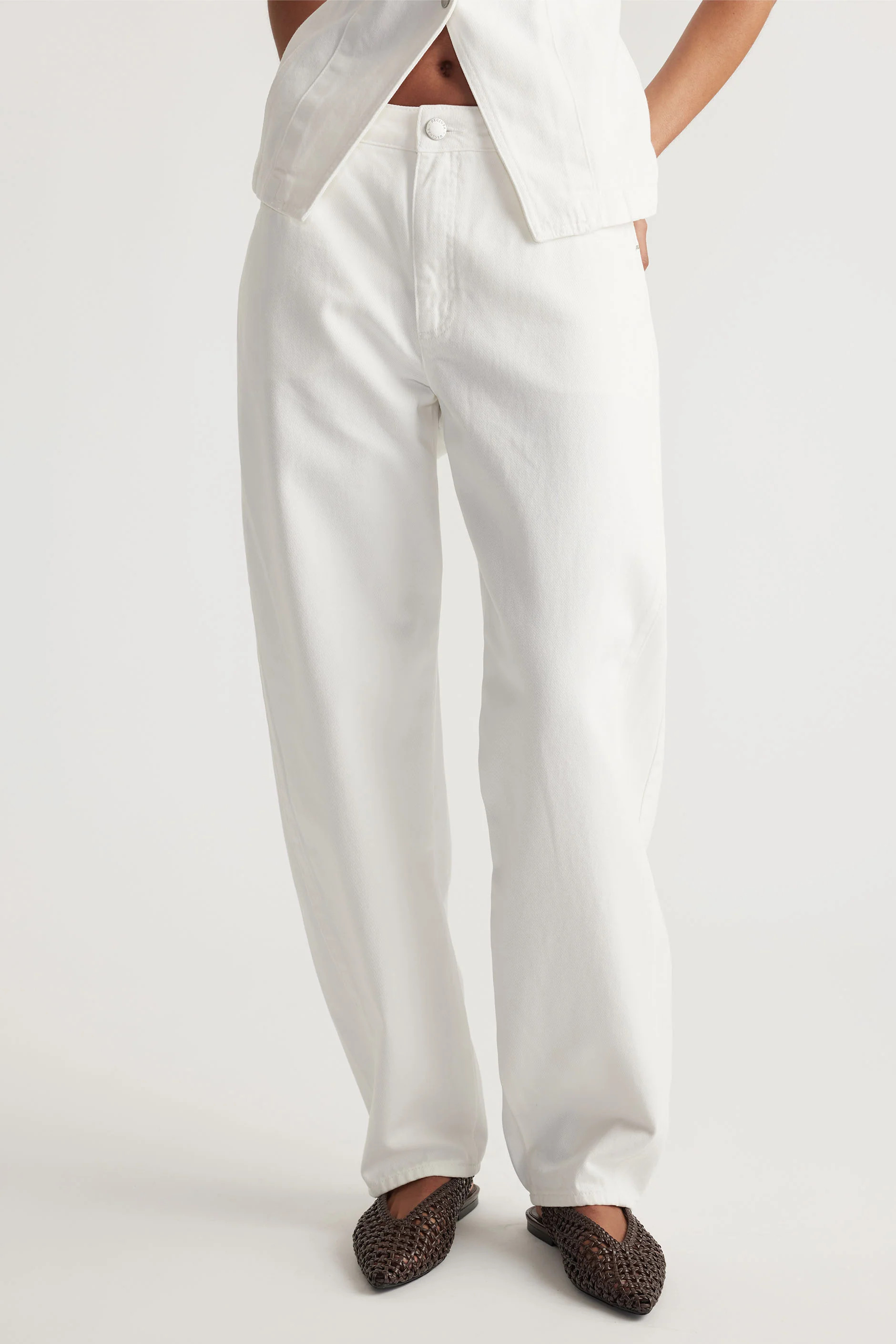 Camille Barrel Leg Jean - White | DECJUBA