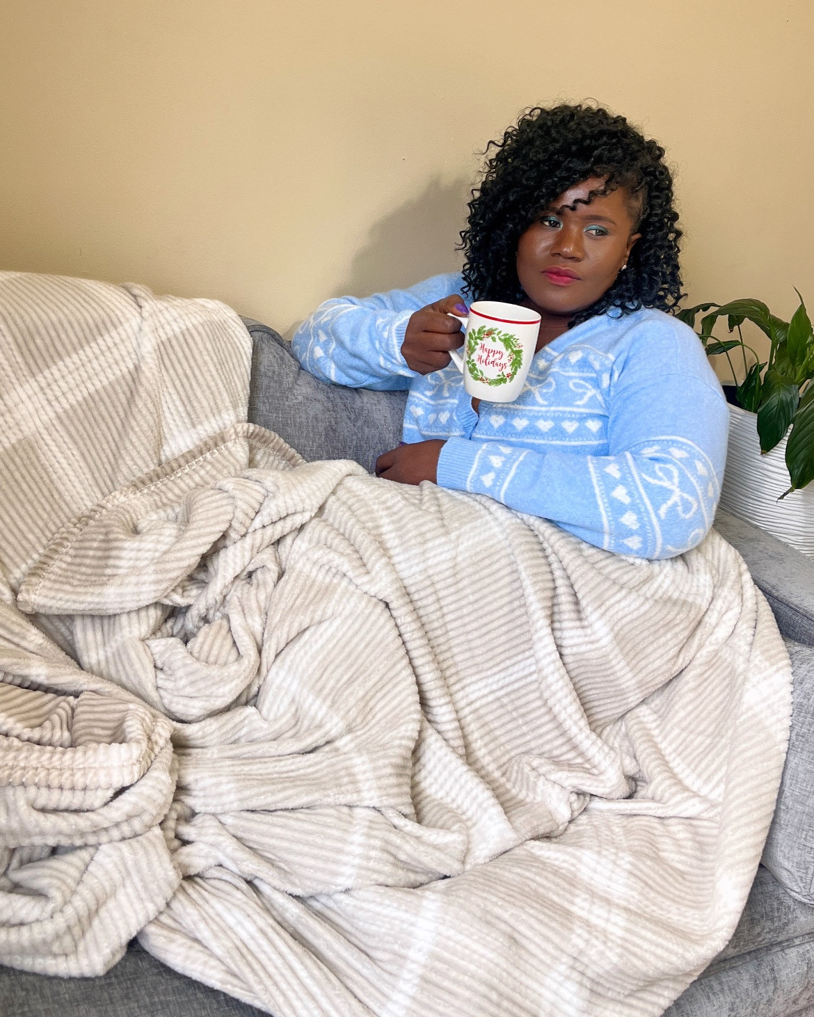 I bought this blanket because my brother was visiting for Thanksgiving. I turned my office into a guest room and he absolutely loved the softness of the blanket.
.
#blanket #guestblanket #walmartfind
