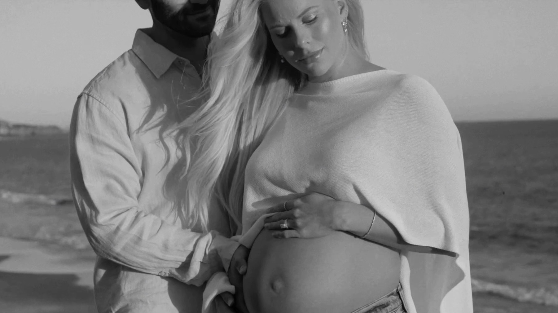 Poncho is one size (exact color sold out - linked similar), jeans are 29 reg (sized up 3 for pregnancy)! #kathleenpost

Maternity shoot, casual chic outfit, bunk friendly, maternity look