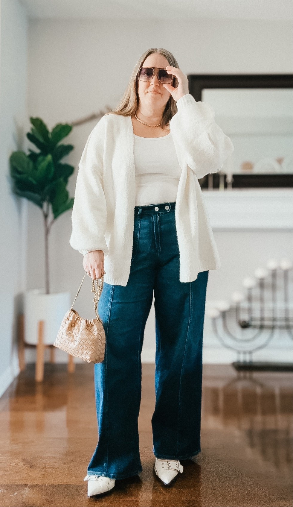 White cardigan
Wide leg jeans
Beige bag
Gold jewelry
Fall outfit

#LTKOver40 #LTKItBag #LTKFindsUnder100