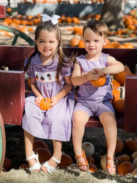 Another year another pumpkin patch photo shoot with my boos! 👻 all smiles while my kids pick out a $37 pumpkin 😆🎃