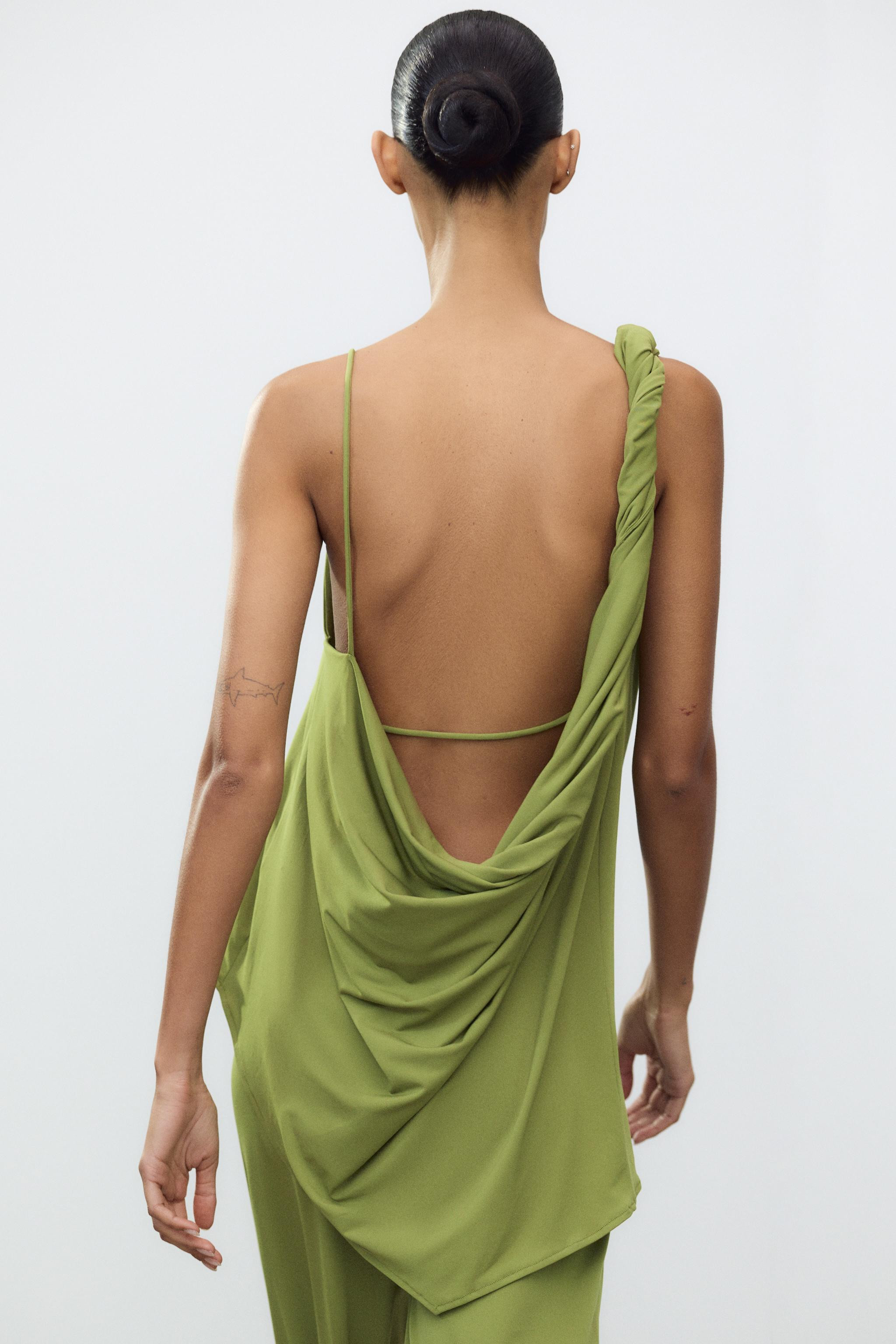 RUCHED ASYMMETRIC TOP$ 35.90Green | 1131/347/500Add to cartAddFlowy top. Straight neckline with t... | Zara US
