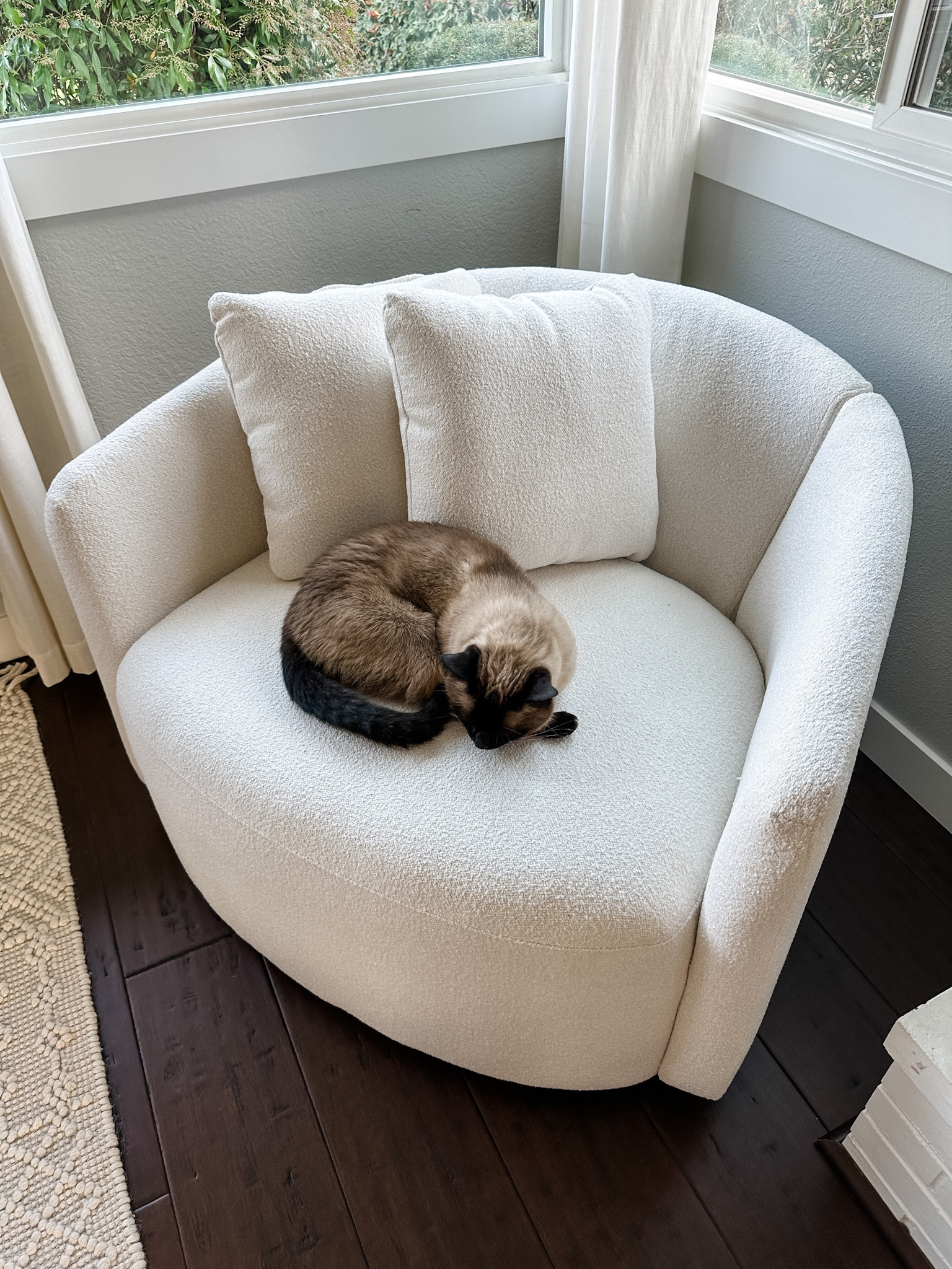 An amazing chair for under $300! And it spins all the way around ☺️

#LTKhome