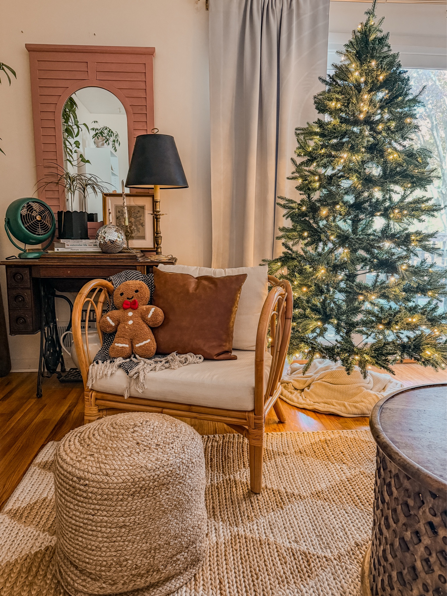 Holiday shaped pillows are so cute & fun! I love this gingerbread pillow from target. I linked a bunch for you from Santa to snowflakes to animals to ornaments to candy & more!


#LTKSeasonal #LTKHoliday #LTKHome