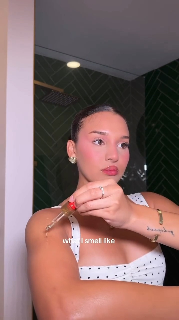 My fall scent routine 🤎 Warm vanilla, cozy vibes, and simple layering that lasts all day. I’ve been loving soft, sweet notes for the season, nothing heavy, just warm and comfy. If you’re into that clean, cozy girl smell, this is the routine <3 

@miumiu @josiemaran @colourpopcosmetics #explorepage #scentoftheday #scentcombo #perfume #fallscents