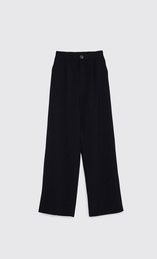 Full-length straight-leg trousers with darts. Zip fly and top button fastening. | Stradivarius (UK)