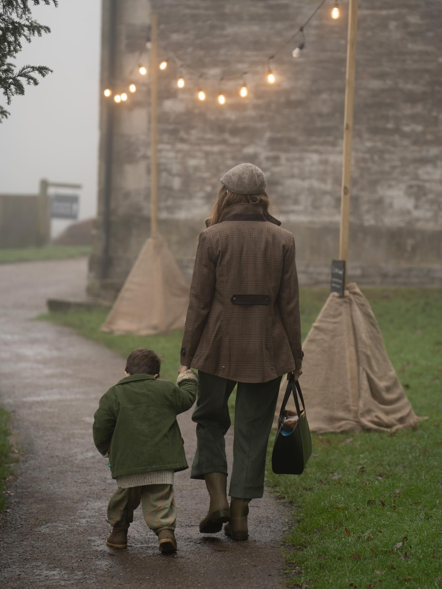 Foggy mornings, family time together 🤍 Wrapped in layers, country textures, and all the love.