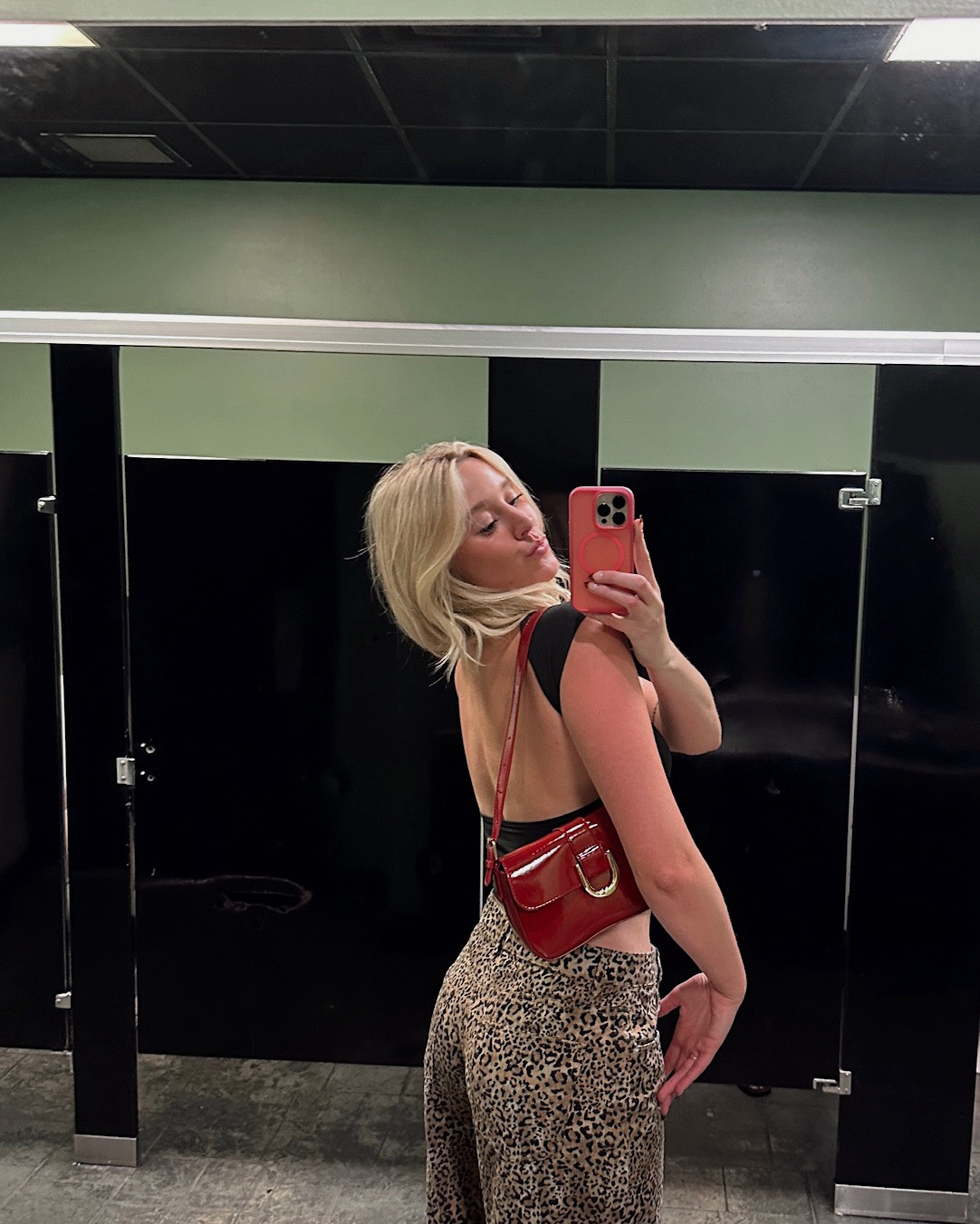 🍒🐆🎲🍸💋 

#cheetahpants #cheetah #redpurse #amazonfinds