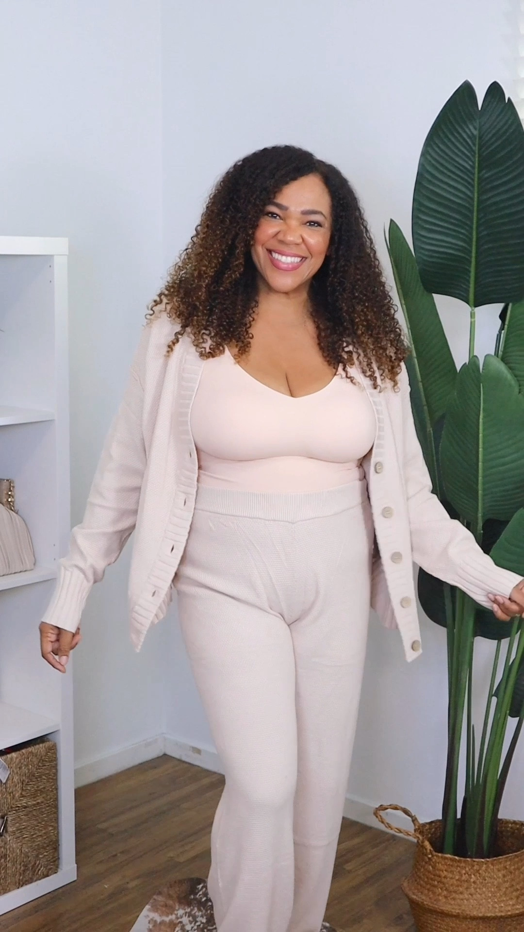 In my Soft ☁️ Girl Era [ad] Styled my @honeylove LiftWear Cami with this cozy set. 
So good, right?! This tank top smooths and supports! No need for anything else underneath. I got an xl. 💥Pssst 👋🏾 Use my promo code link for 15% off!! 💥 #honeylovepartner 

Promo code link 🫶🏾 https://checkout.honeylove.com/VRODRIGUEZ  