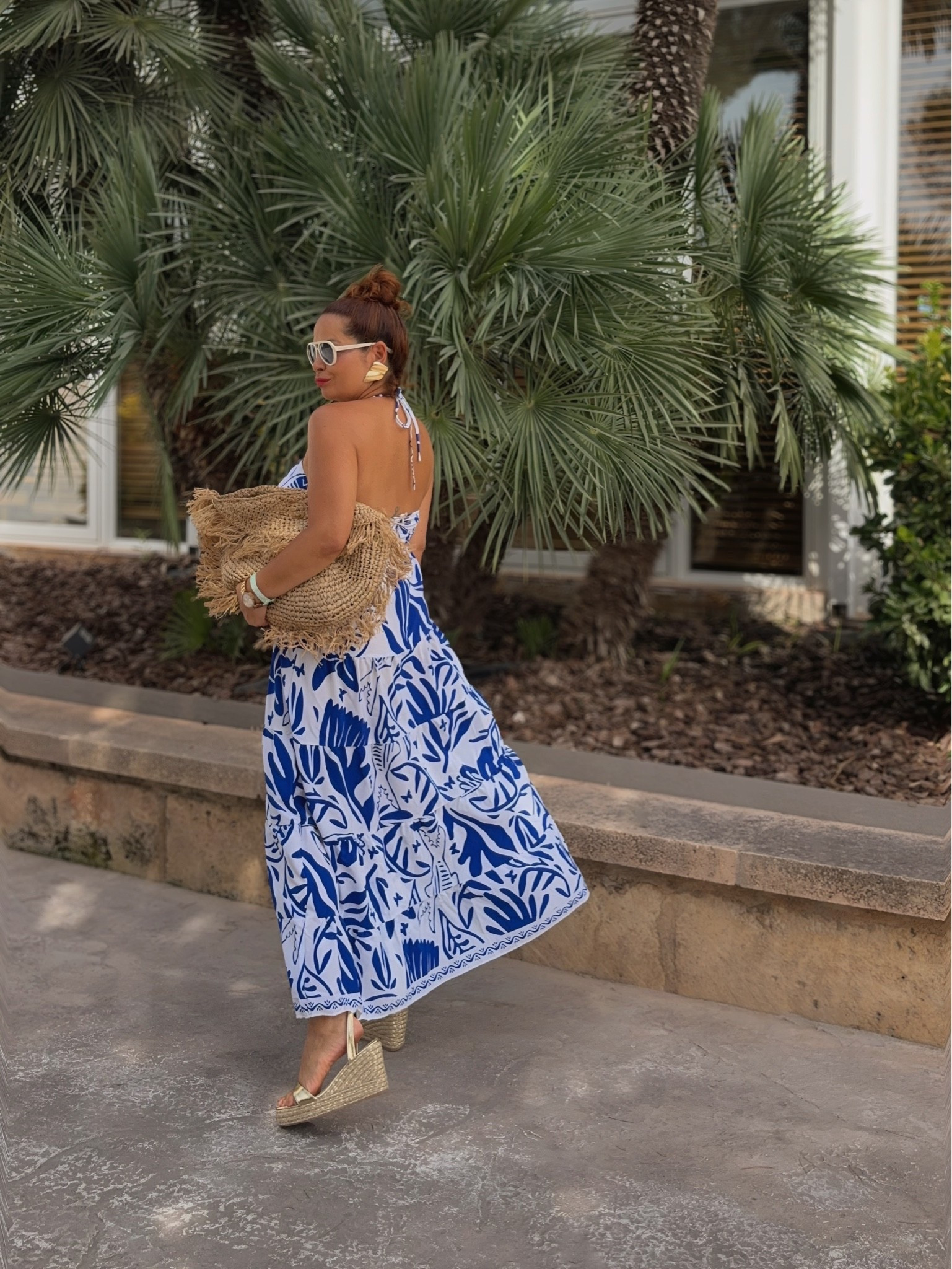 Look vacaciones 💙
Vestido largo estampado azul y blanco.
En este post tienes las prendas etiquetadas: 
https://www.facebook.com/share/p/1b69PHee3f/