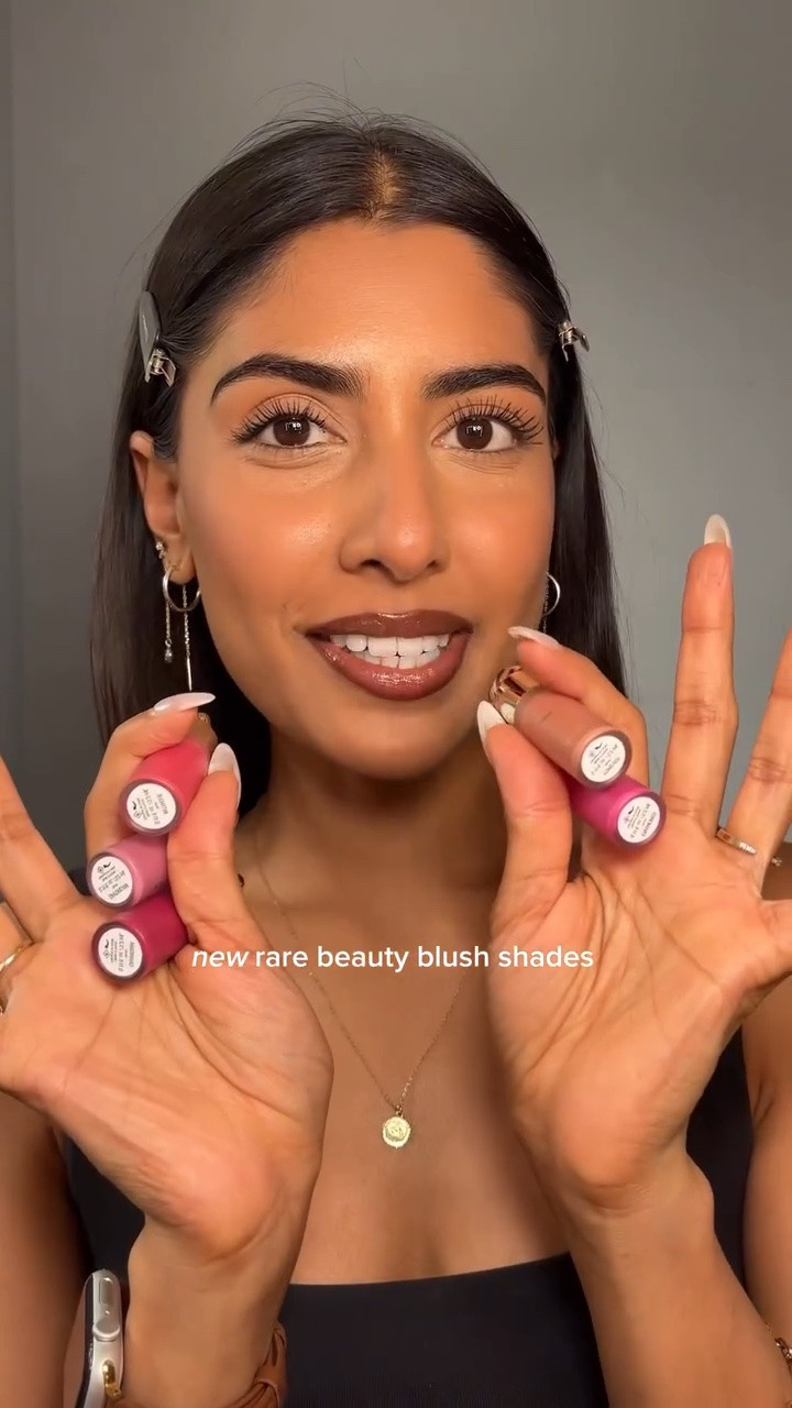 Okay how do we feel about fuschia blush?? @rarebeauty shade enamoured 
.
.
.
#rarebeautyblush #rarebeauty #blush #brightblush