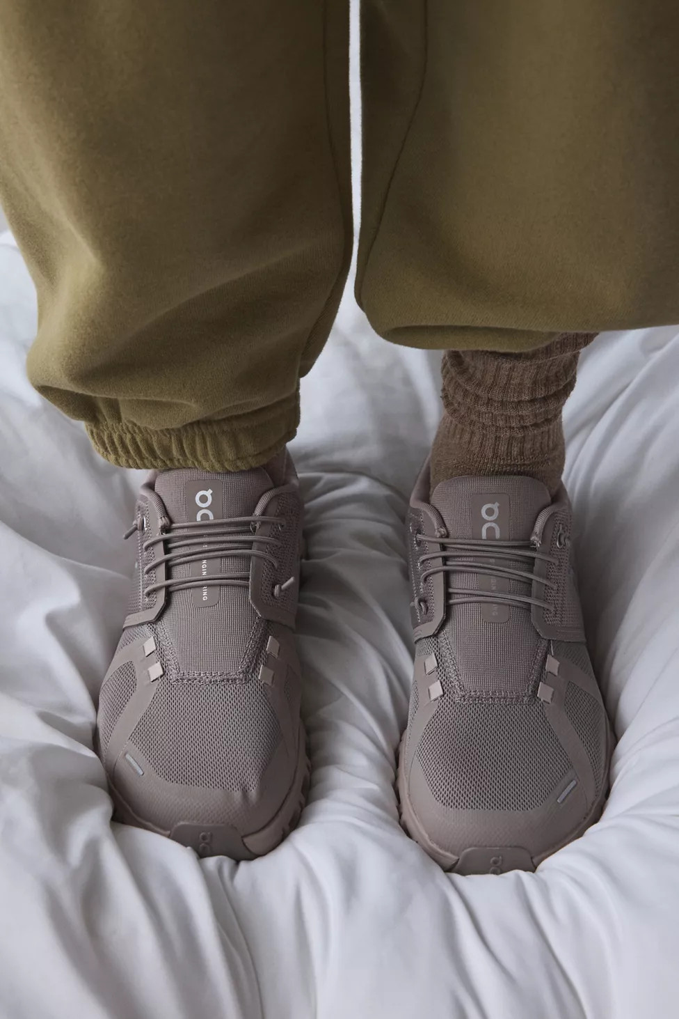 On Women's Cloud 6 Sneaker | Urban Outfitters (US and RoW)