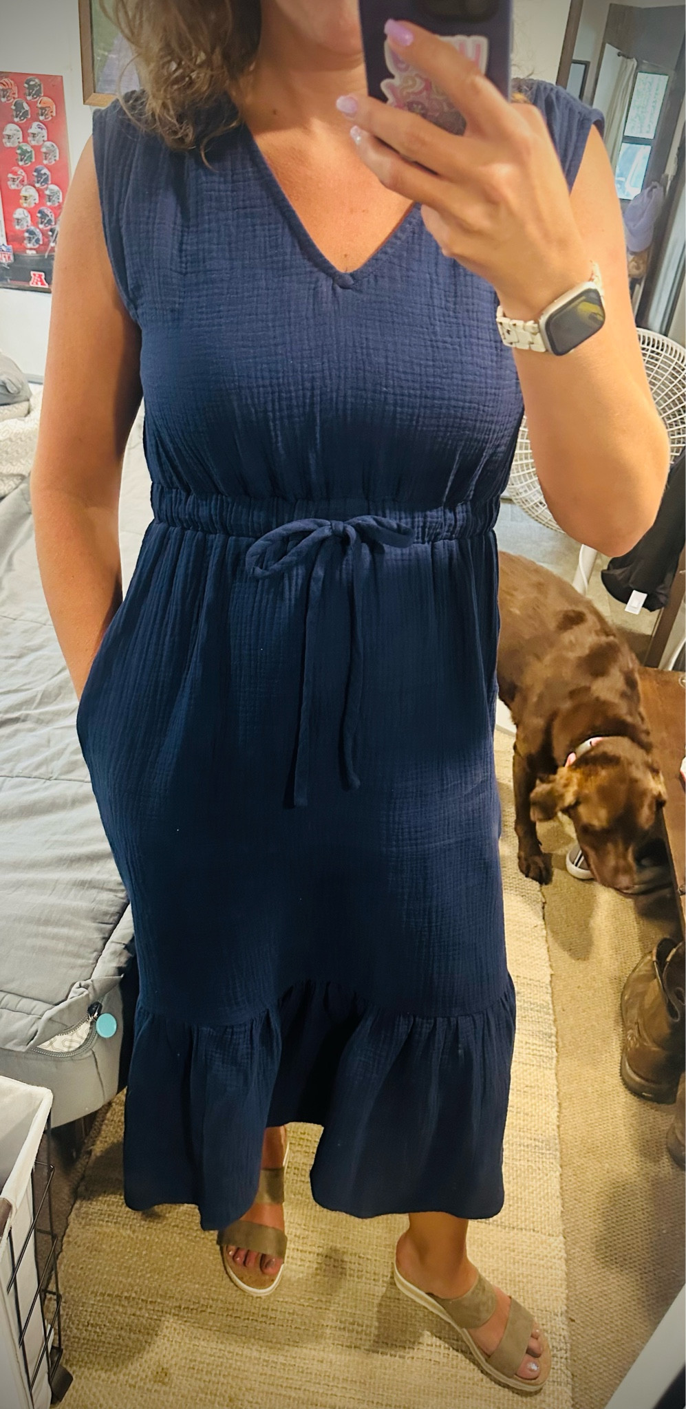 The perfect teacher dress. Pockets. Breathable cotton fabric. Adjustable waistband tie front. Midi length. 