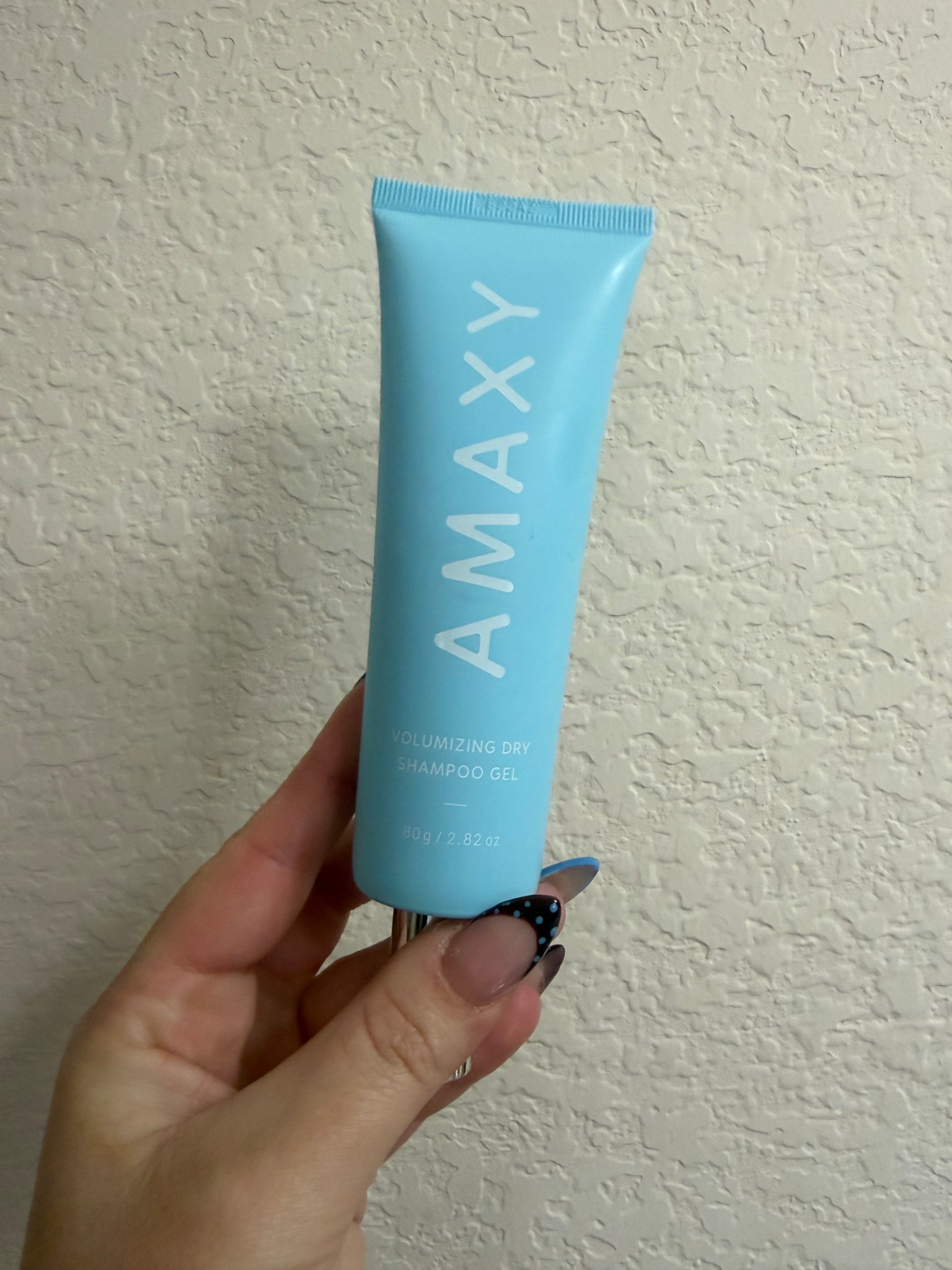 Love this wet dry shampoo! Works amazing and doesn't leave that "dry" shampoo feelingg