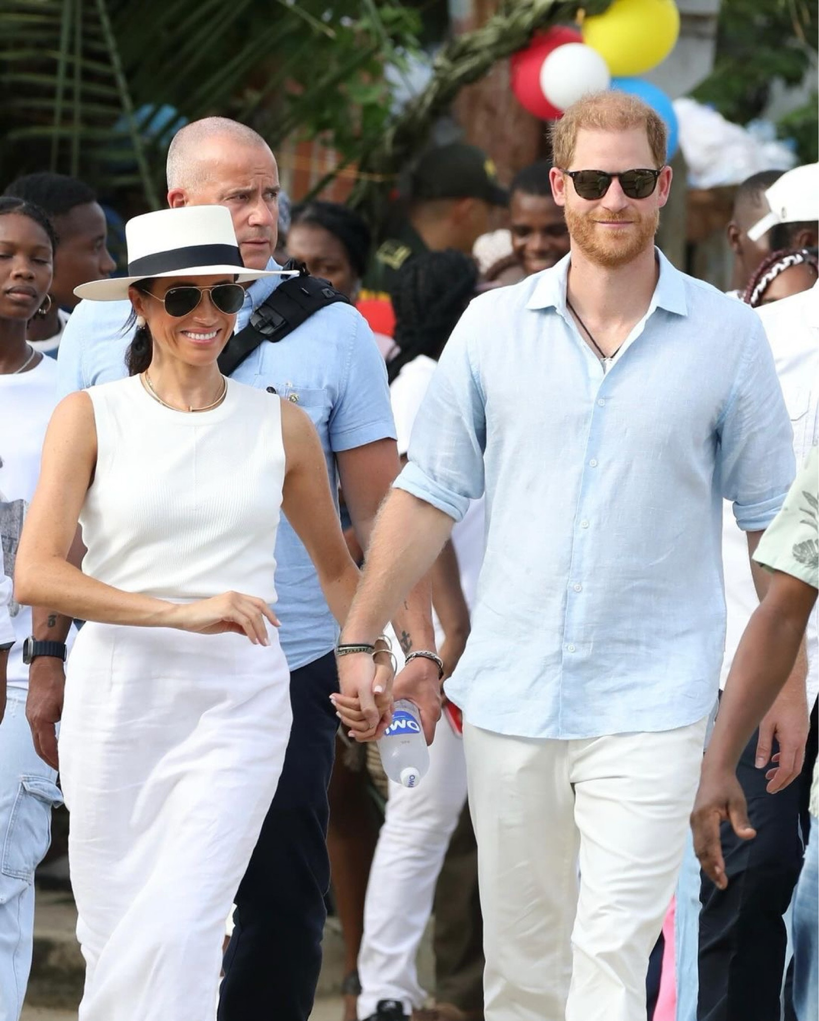 #PrinceHarry and #MeghanMarkle arrived at San Basilio de Palenque in Cartagena, Bolivar while in Colombia, with Meghan in a $91 @hanniachar hat, a $145 @argent top, @rayban shades and a $249 @posse Emma skirt. Swipe for more and shop #maghanmarklestyle at the link in bio! 
📸 Getty#PrinceHarryfbd #MeghanMarklefbd 