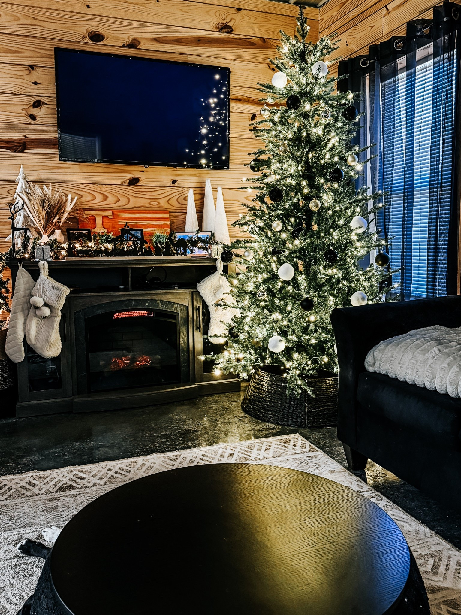 Ahhhh 😍 It’s that time of the year! Shop my Christmas tree below! It’s the BEST!🎄 

#LTKGiftGuide #LTKHome #LTKHoliday