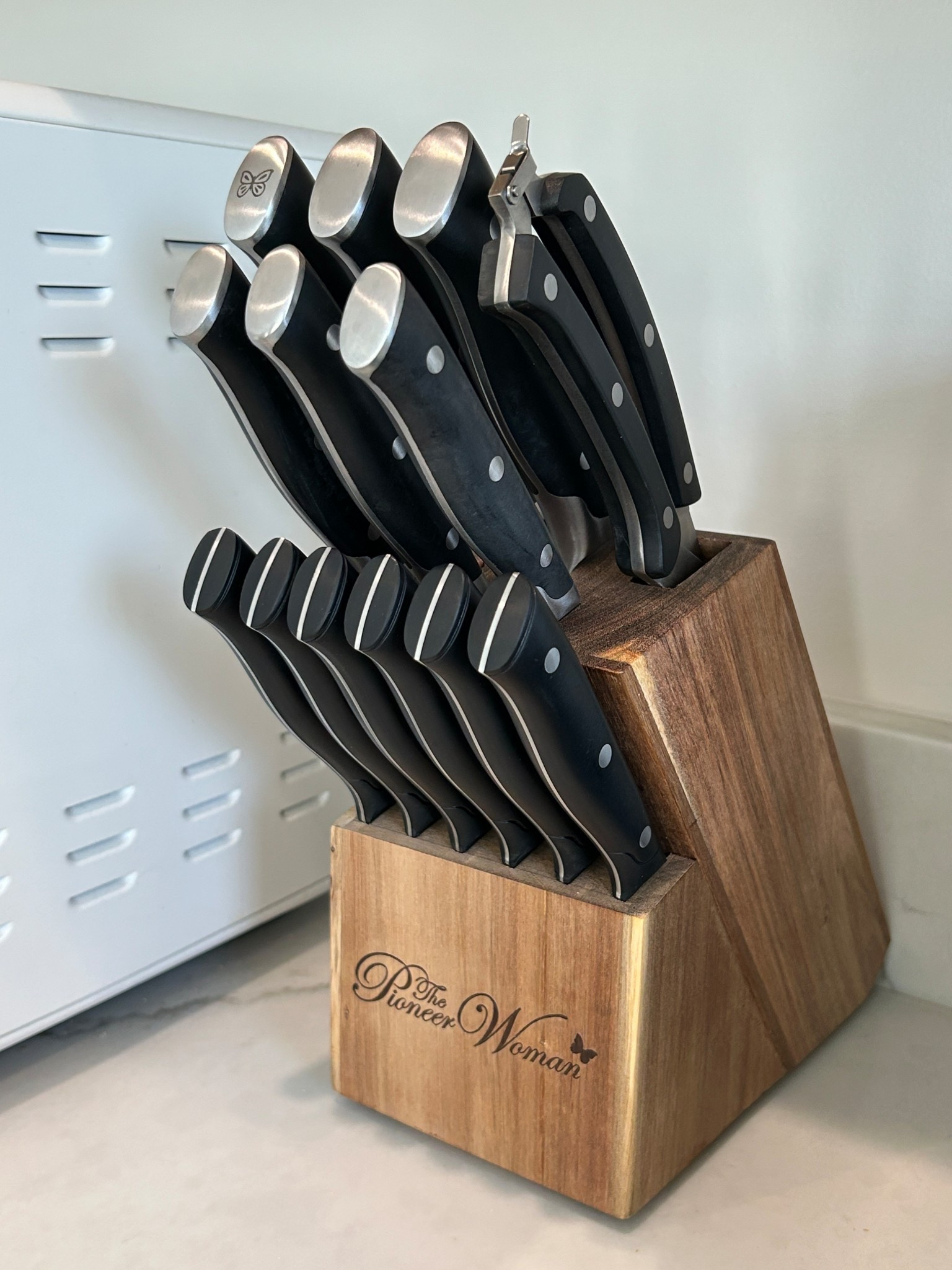 Treated myself to this new knife set because the handles on my other ones (white) were turning yellow. Happy early Mothers Day to me!  Ok Walmart! 

Pioneer Woman
black knife set
Knife set wood block
Kitchen counter decor


#LTKdayinmylife #LTKHome #LTKselfcare