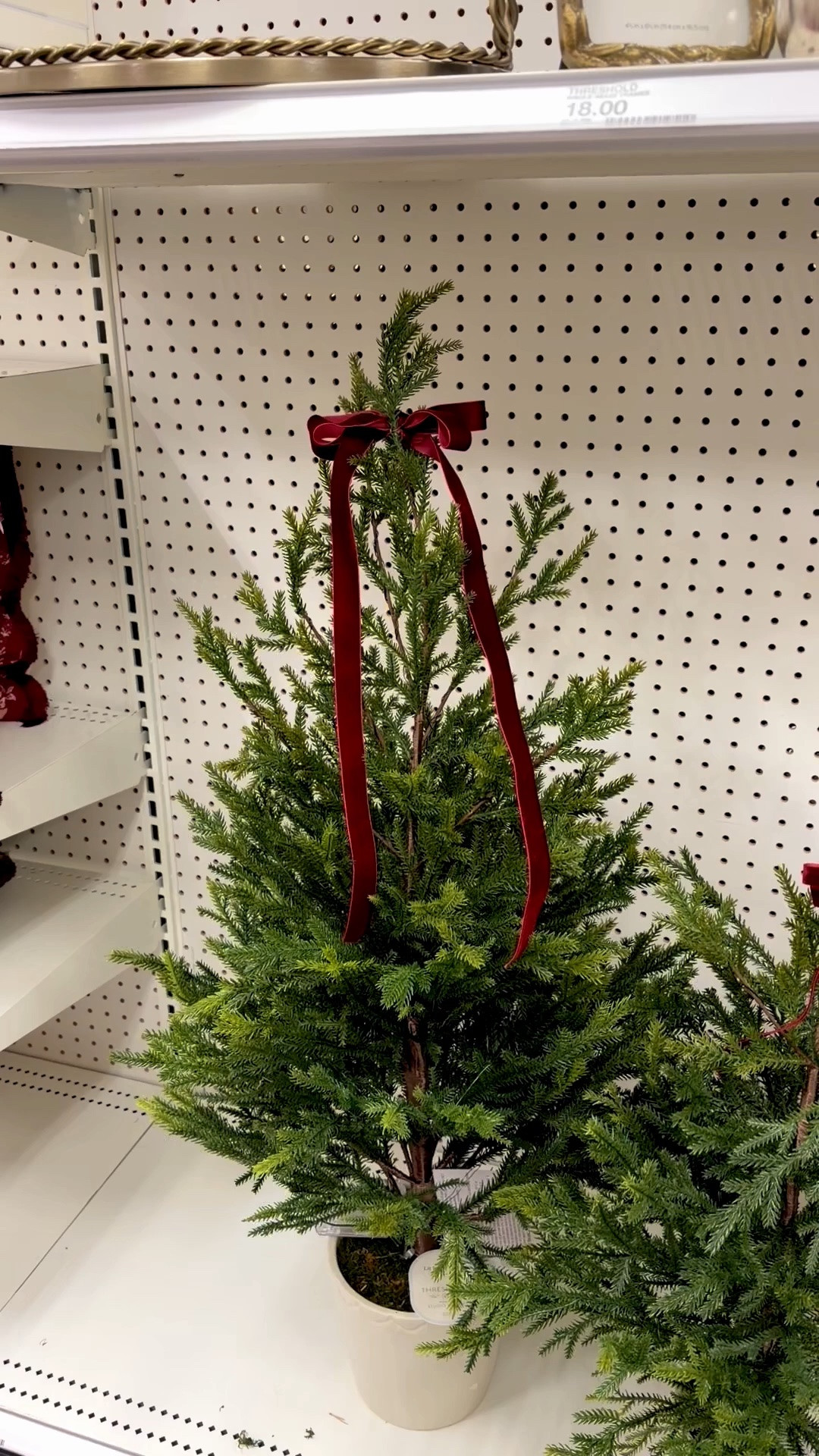 These are just perfect 🌲

Christmas trees
Che decor
Studio McGee