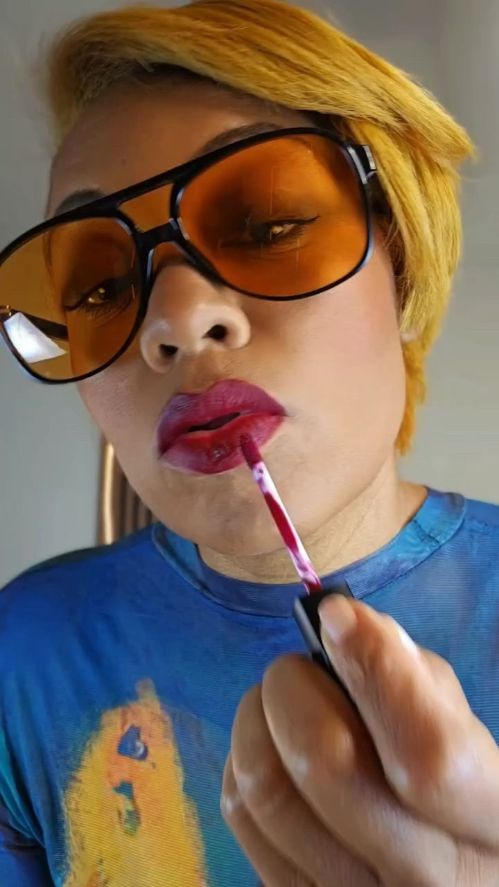 "Obsessed" is the only word to describe this burgundy faux leather skirt. I'll be wearing this fit rotation all season long 🫶🏾

Comment LOVE IT and I'll DM you the details 😘

⚡️Total look from @micas.official
⚡️Bag @teddy_blake
⚡️Shades @amazonfashion
Outfit in my LTK store (link in bio)