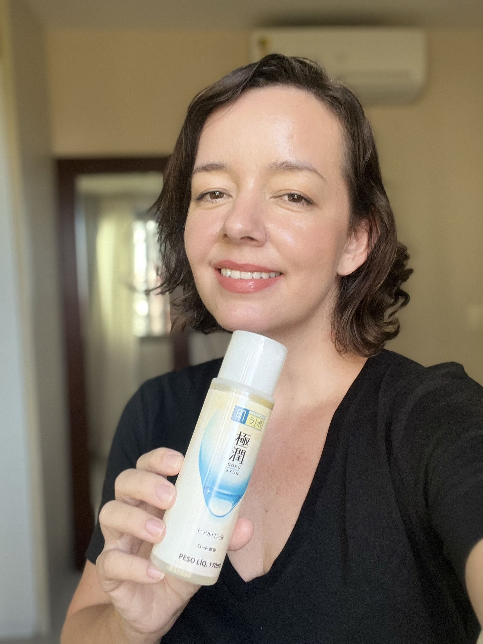 A Loção Hidratante Facial Hada Labo Gokujyun Lotion possui consistência aquosa que atinge as camadas mais profundas da pele com os seus 4 tipos de Ácido Hialurônico de diferentes tamanhos de moléculas.                      Eu uso esse produto pela manhã e à noite, coloco várias gotinhas na mão e espalho pelo rosto todo dando leves batidinhas, ele vai logo sendo absorvido e deixando aquela pele macia e gostosa. 
Usar uma loção asiática diariamente, é completamente diferente dos produtos que eu estava acostumada, até mesmo dos tônicos tradicionais do mercado. 
Você vai colocar na palma das mãos e esfregar uma na outra e depois espalhar pelo rosto, e não é igual a um sérum que é mais consistente, essas loções são mais aquosas e eu realmente coloco umas gotas e dá para deslizar a mão em todo o rosto, preenchendo toda a pele com essa “água” hidratante, é delicioso.

E essa semana de black friday da Amazon, ela está com um precinho sensacional! Já vou fazer estoque.

#LTKBrasil

#LTKbrasil