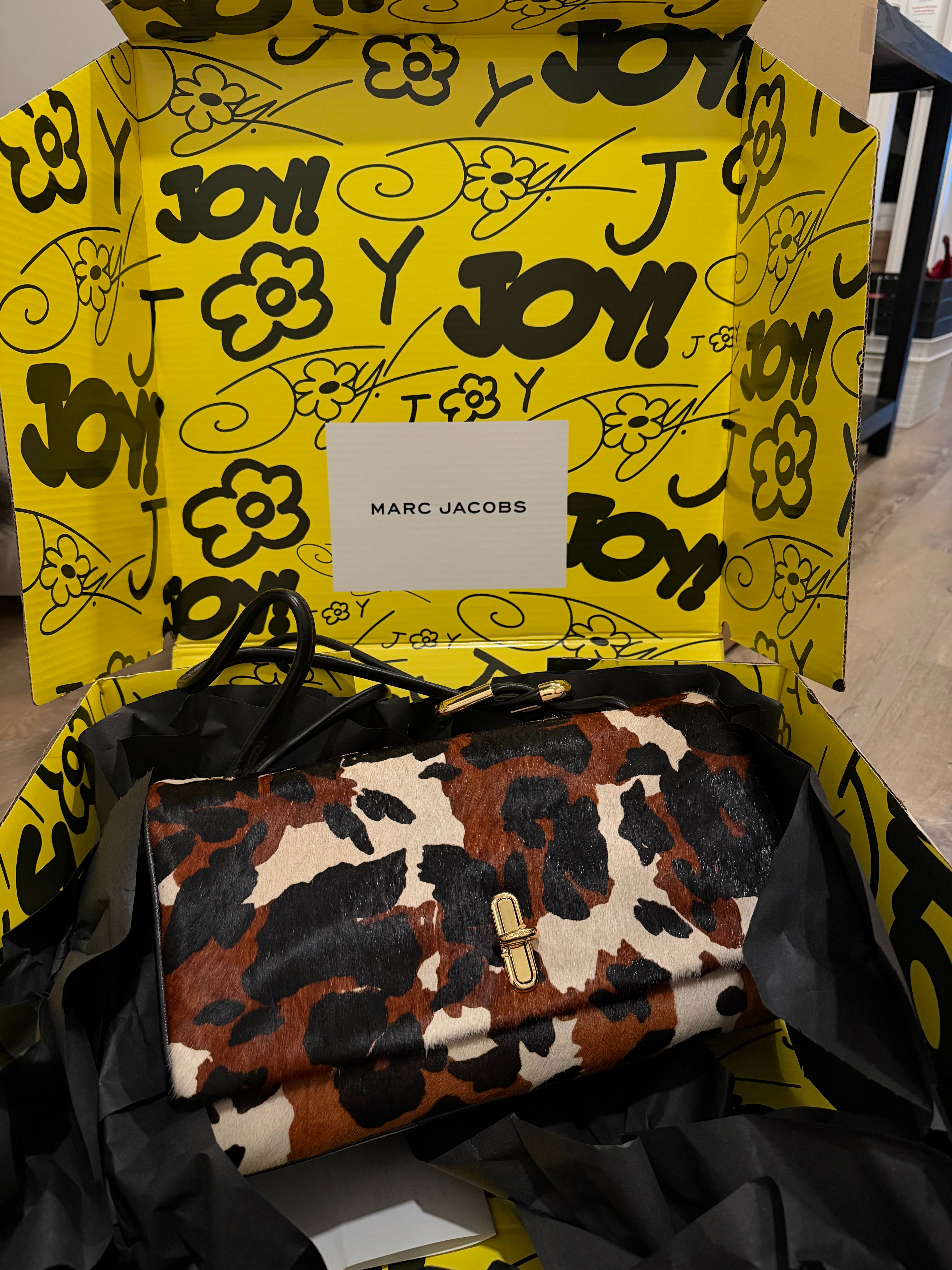 Obsessed is an understatement 🤎✨ this Marc Jacobs cow print bag is giving western chic meets luxury handbag energy. The perfect statement accessory for elevating everyday outfits, date night looks, or your fall wardrobe staples. I love how this designer shoulder bag pairs effortlessly with denim, boots, and neutral tones — such a timeless yet trendy piece for any fashion girlie who loves bold prints and high-end style.

#MarcJacobs #MarcJacobsBag #DesignerHandbag #CowPrintBag #WesternChic #LuxuryAccessories #StatementBag #FallFashion #FashionFinds #LTKStyle #LTKItBag #TrendingAccessories #EverydayLuxury #DesignerStyle 

 #LTKgrwm #LTKootd